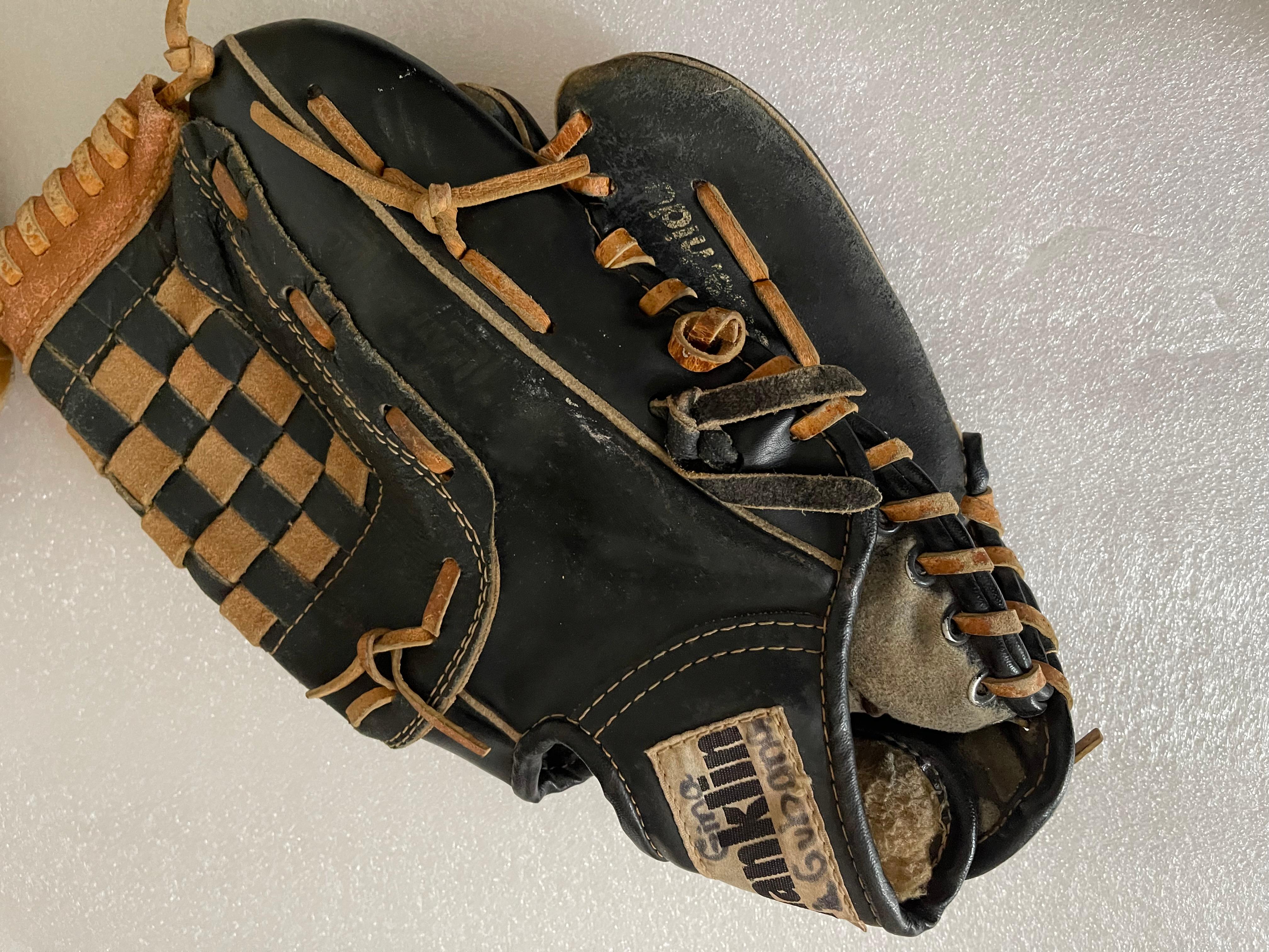 Américain 6 Collectional de gants de baseball antiques en vente