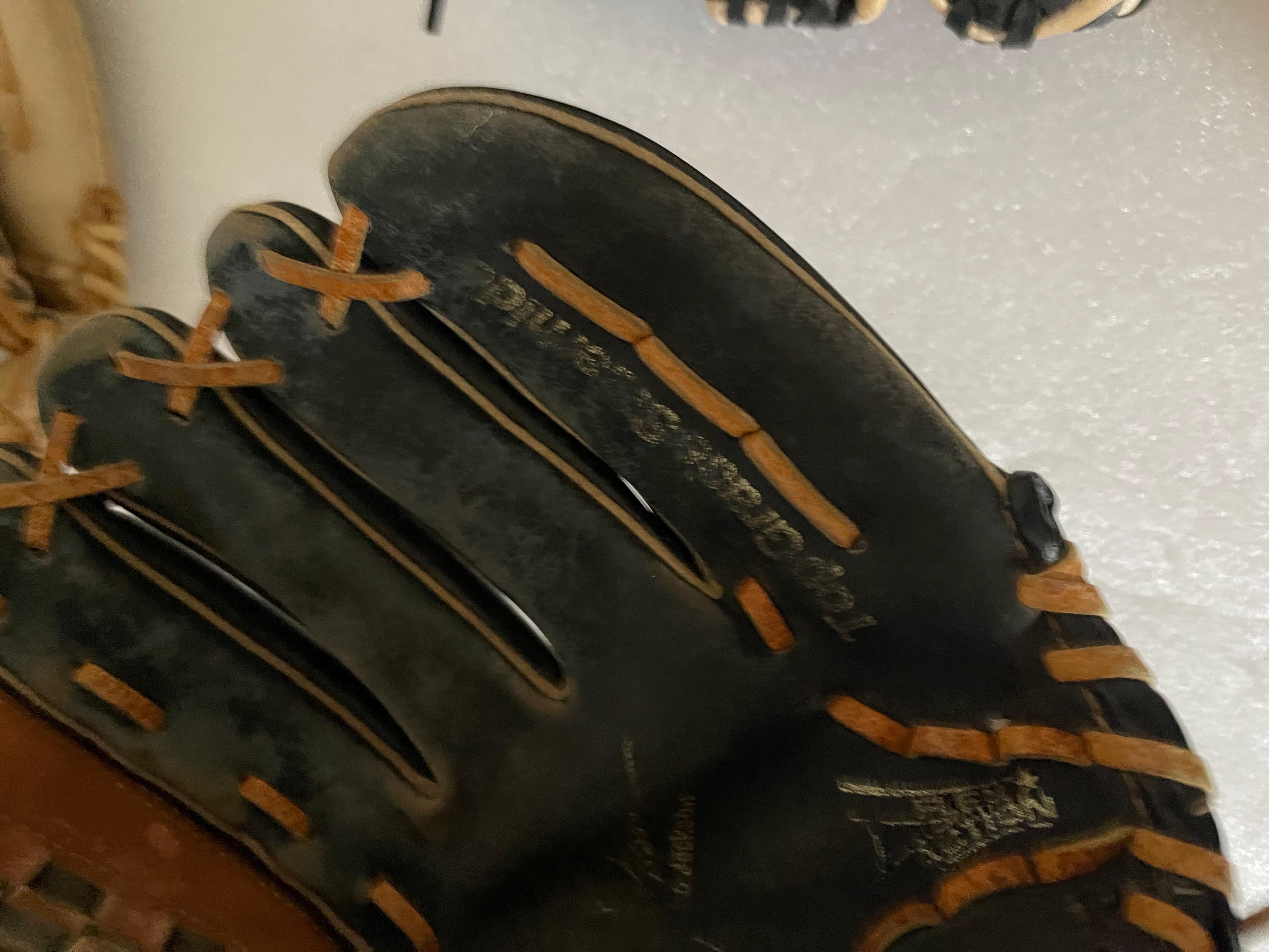 Milieu du XXe siècle 6 Collectional de gants de baseball antiques en vente