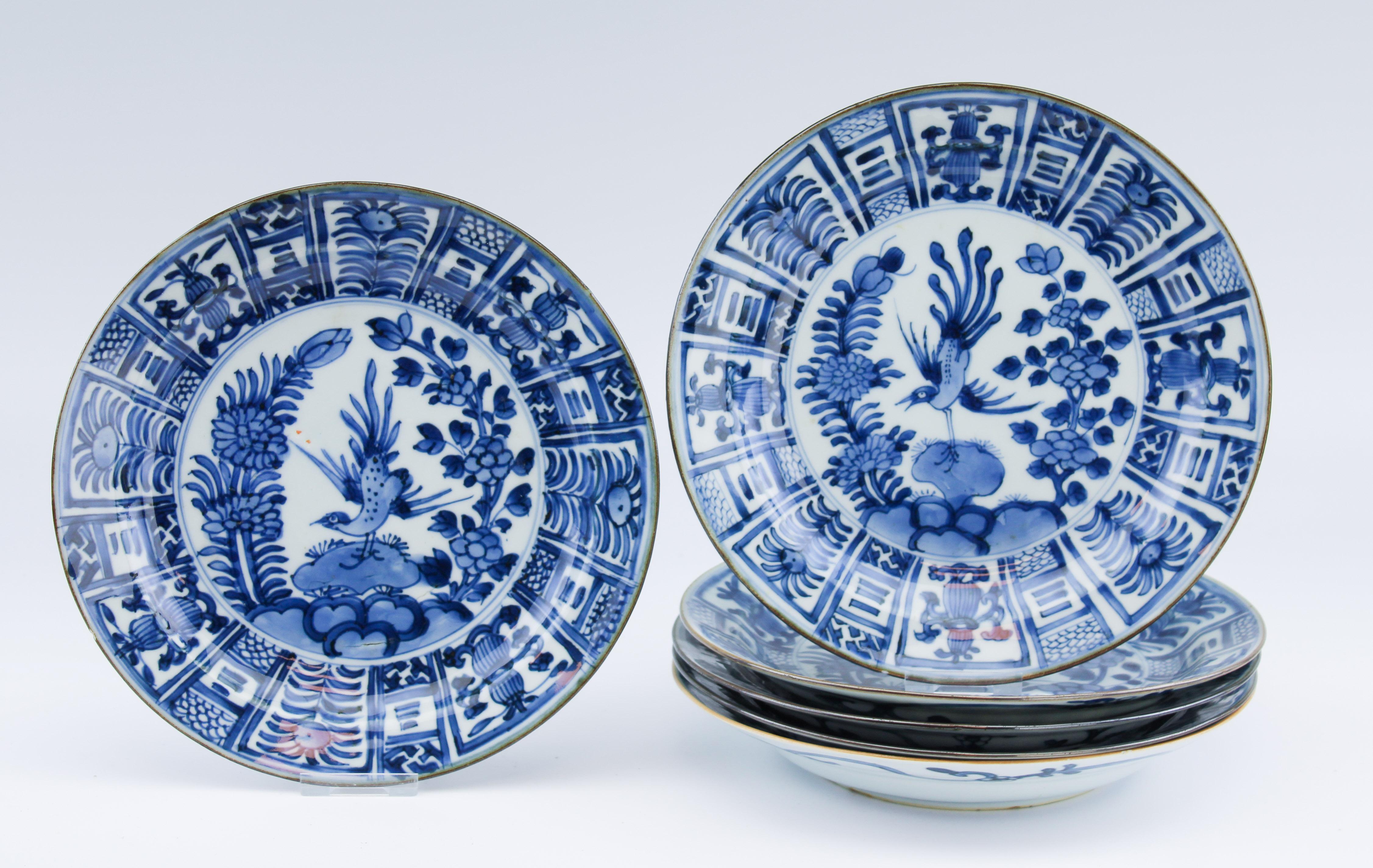 A very nicely decorated SET of Dishes in Blue and white, Kangxi Period in Japanese Kraak Style. Around 1700. Decorated with flowers and birds

Condition
Very good condition. Minor frits and chips to the rim. Two with a hairline. 1 to rim, 1 to base