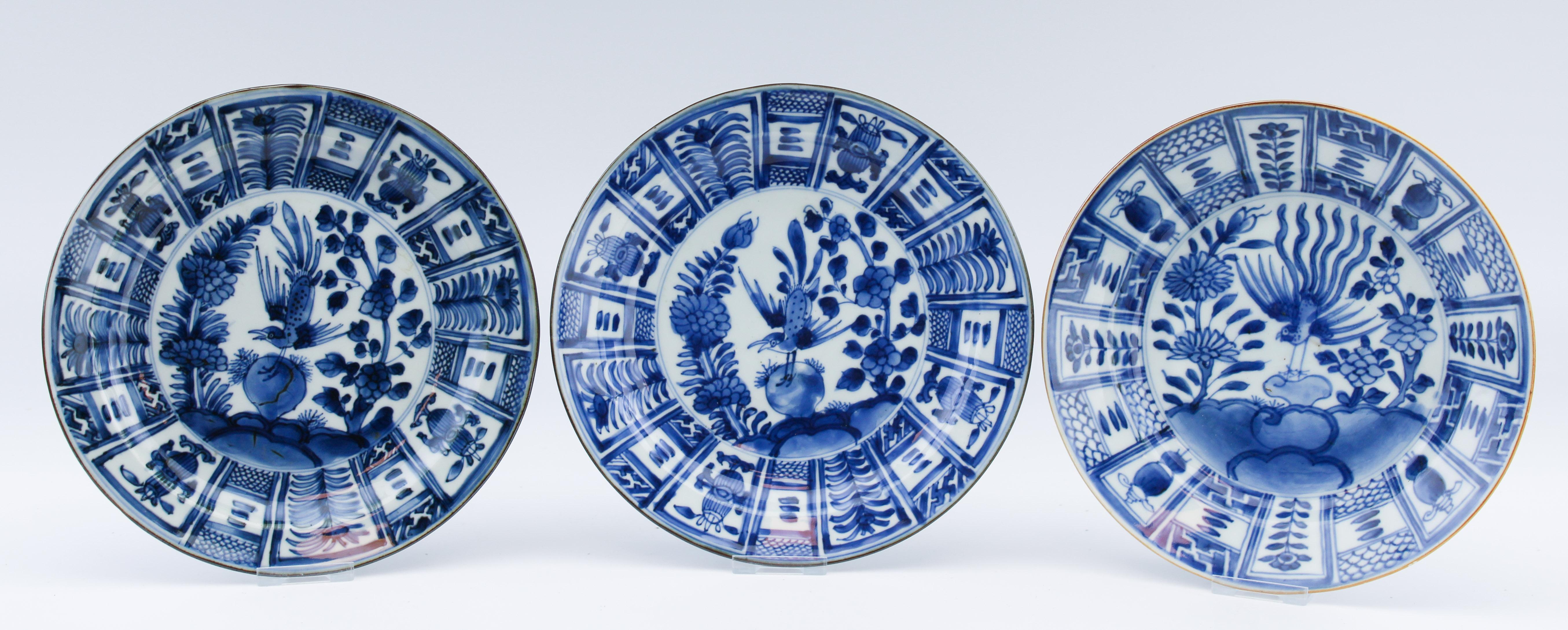 Chinois Ensemble d'assiettes plates Kangxi Kraak bleu et blanc en porcelaine chinoise ancienne n° 6 du 18ème siècle