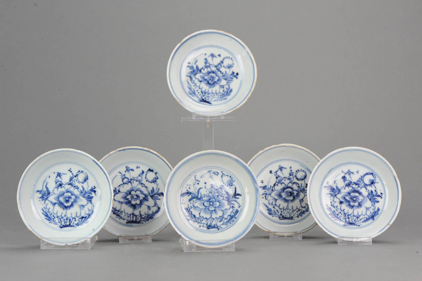 Un ensemble d'assiettes très joliment décorées datant d'environ 1620-1650. Avec boîte. Les plats sont joliment décorés de fleurs de pivoine

4-12-18-1-3
Condit
État général, 4 avec des fritures sur le bord seulement, 1 avec un éclat, une ligne