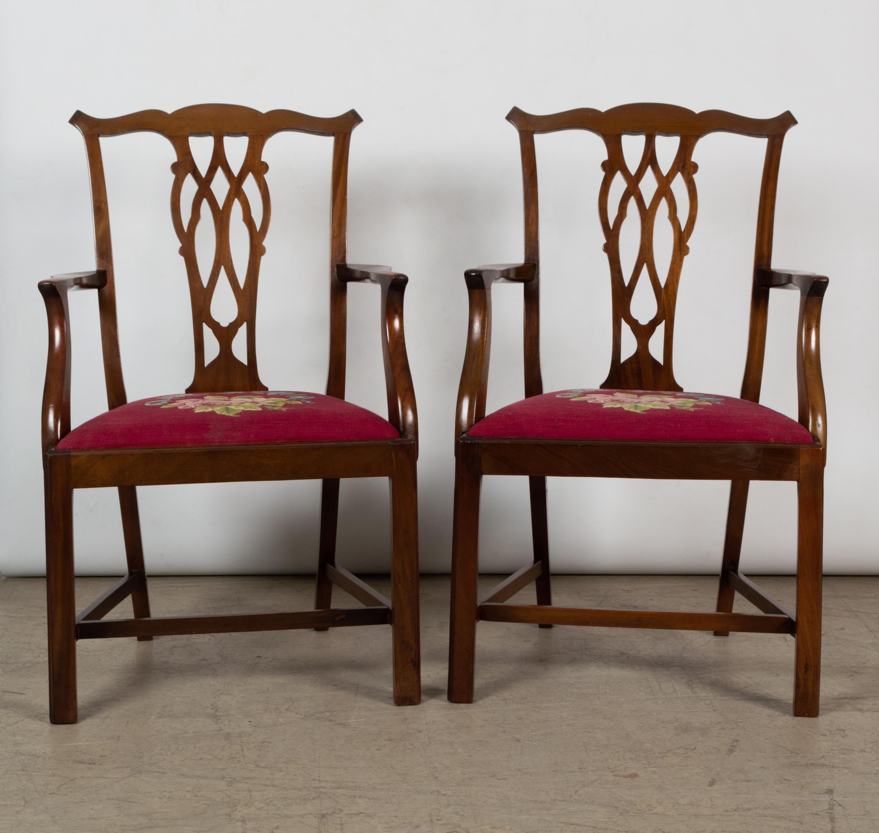 6 antique English Victorian Chippendale Revival Mahogany dining chairs

A fine set of six 19th century mahogany chairs in the Chippendale manner.
Comprised of four + two carvers.

Striking top rail with the distinctive 'Chippendale Ears' and