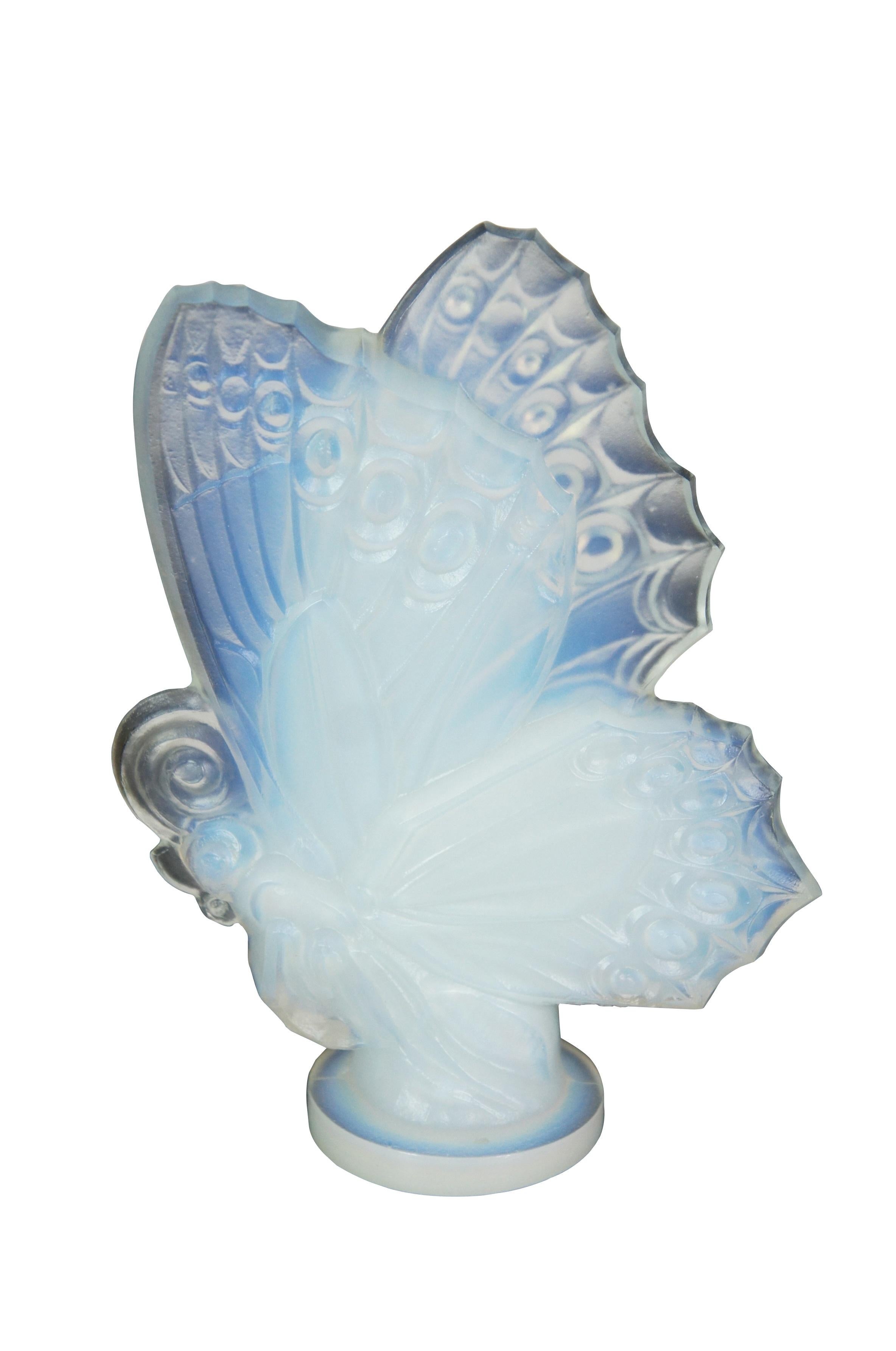 Seis figuritas francesas antiguas art Decó de la década de 1930 de vidrio artístico blanco opalescente de Sabino. Incluye mariposa con alas cerradas b33, gallo Coq 8586, elefante, pez barbarin 8566 , y dos gorriones Moineau Sautillant 8544 (Gorrión