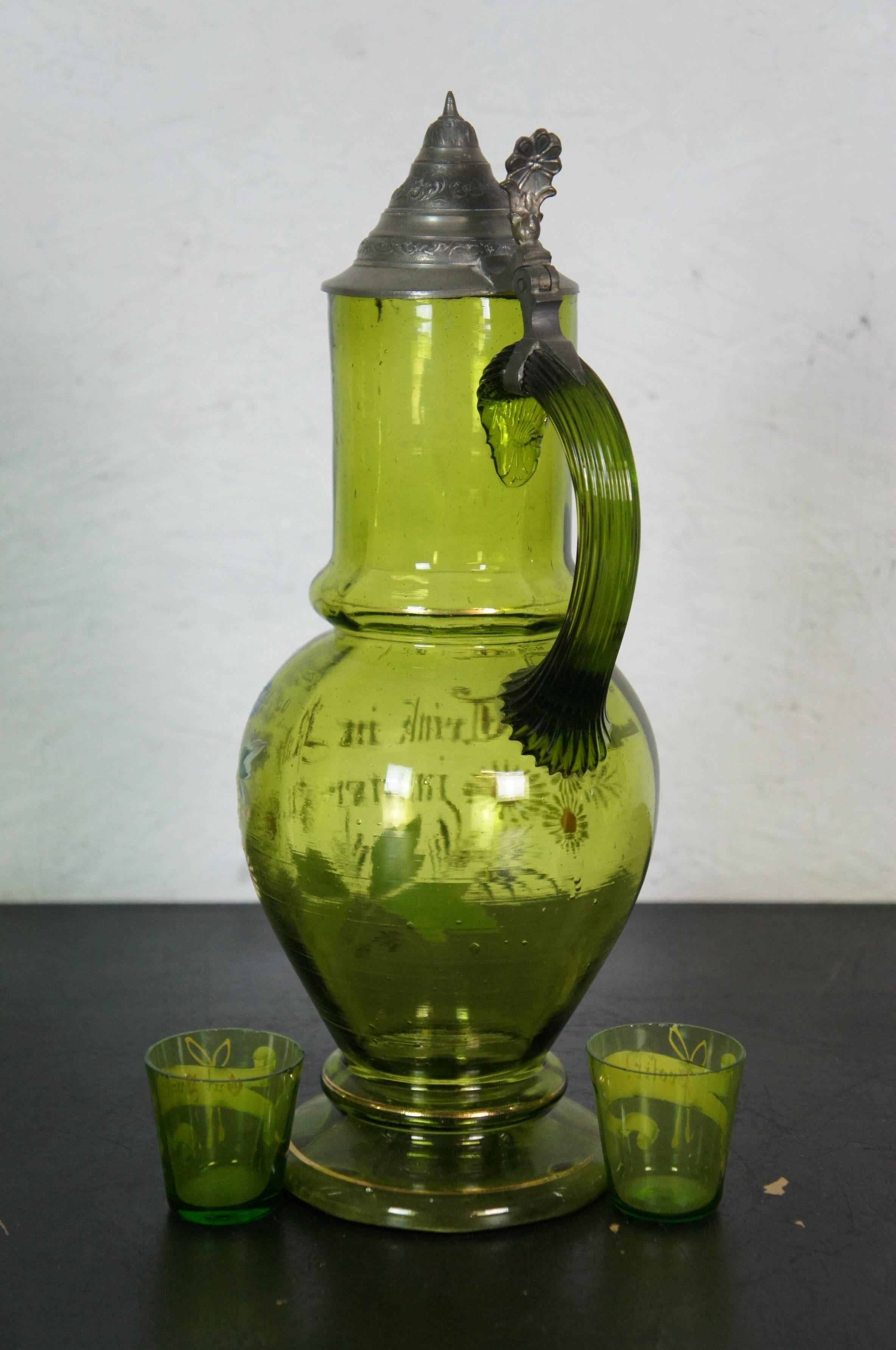 6 jarra y tazas antiguas alemanas de Bohemia de vidrio verde esmaltado con tapa en Bueno Estado en Dayton, OH