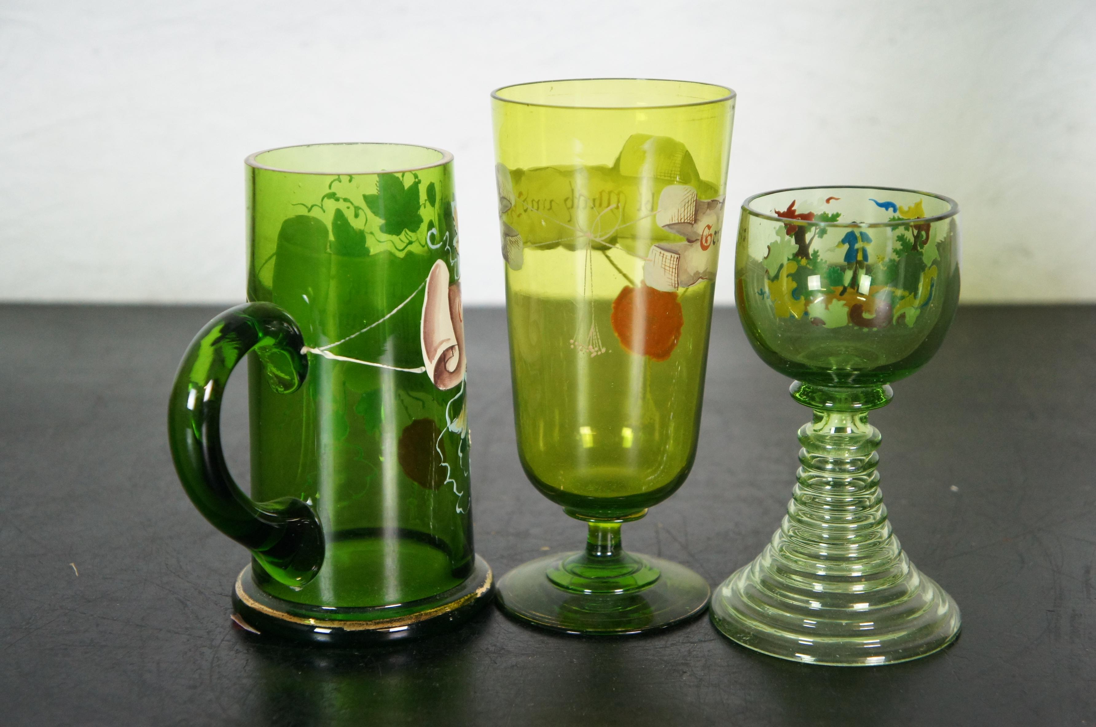 6 jarra y tazas antiguas alemanas de Bohemia de vidrio verde esmaltado con tapa siglo XIX