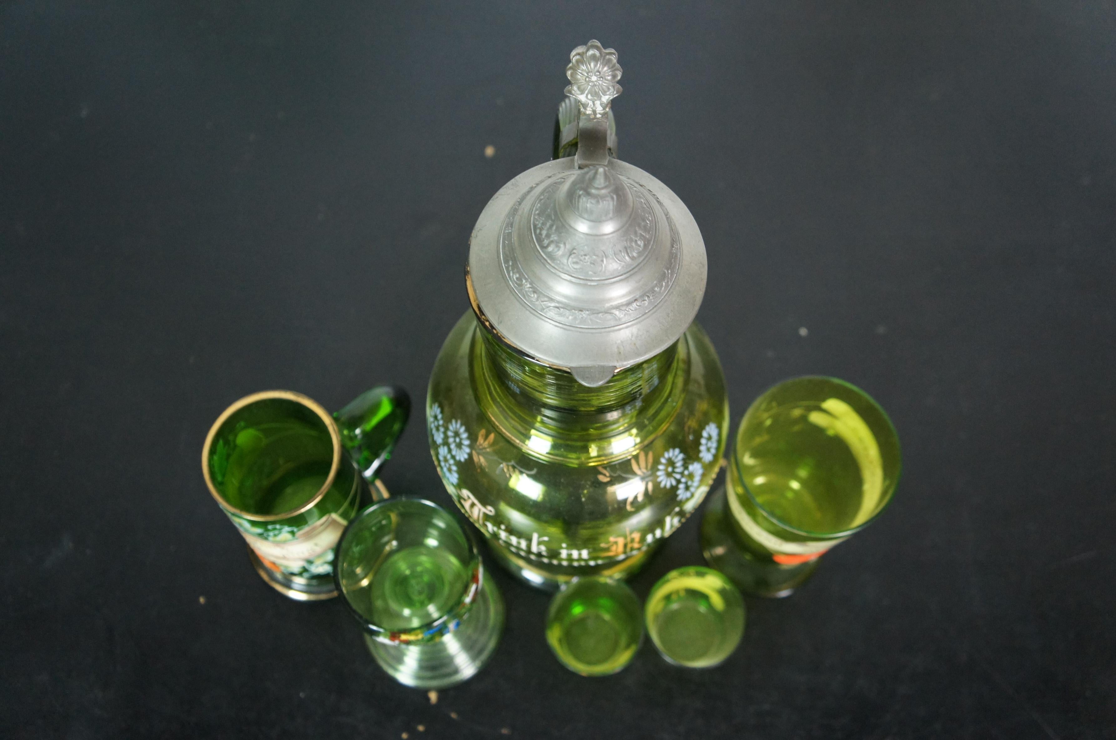 6 jarra y tazas antiguas alemanas de Bohemia de vidrio verde esmaltado con tapa Metal