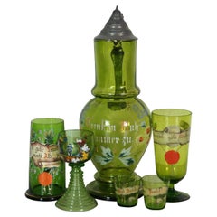 6 jarra y tazas antiguas alemanas de Bohemia de vidrio verde esmaltado con tapa