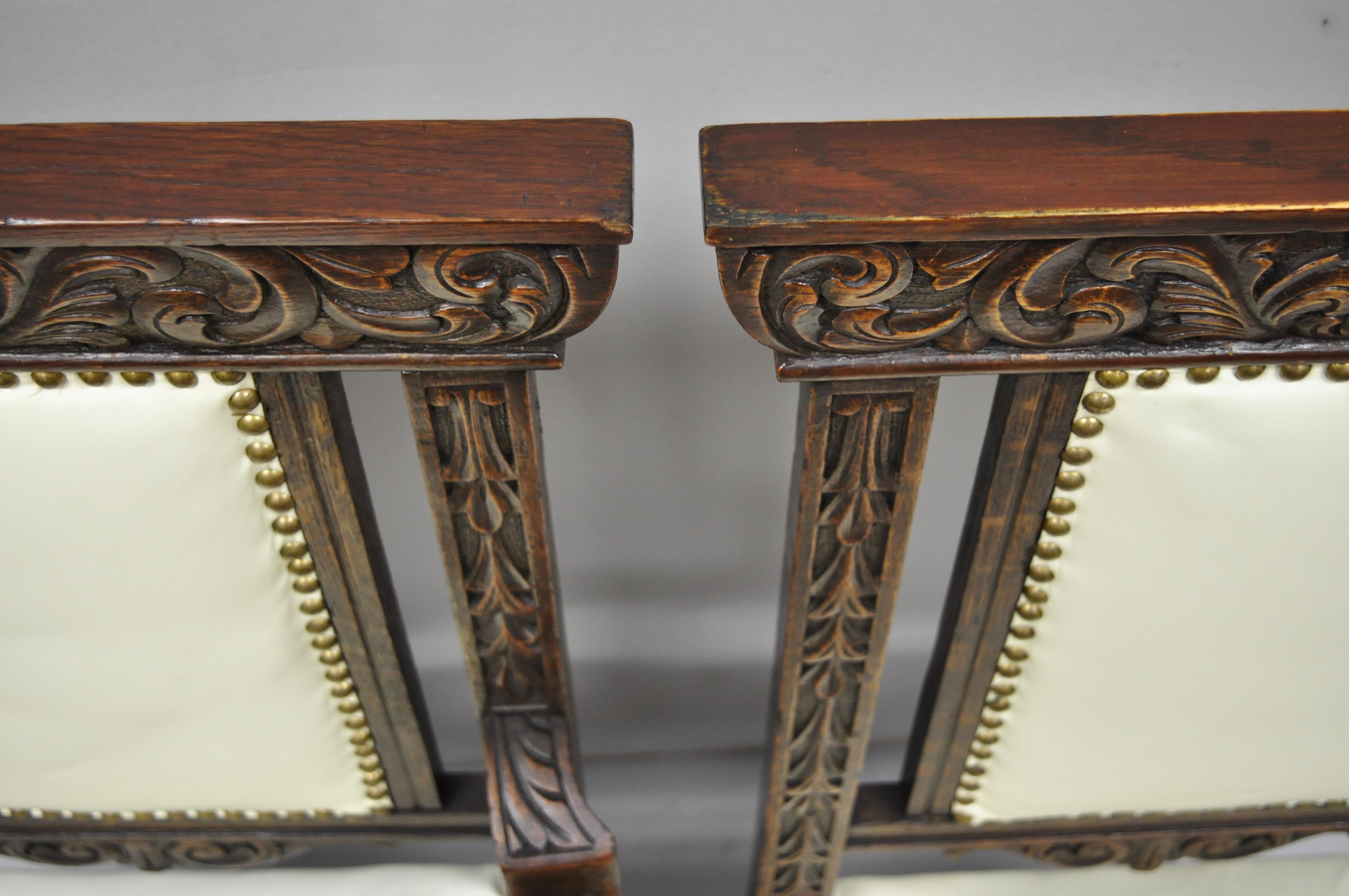 Naugahyde 6 chaises de salle à manger italiennes anciennes de la Renaissance en chêne sculpté et rembourrées en vente