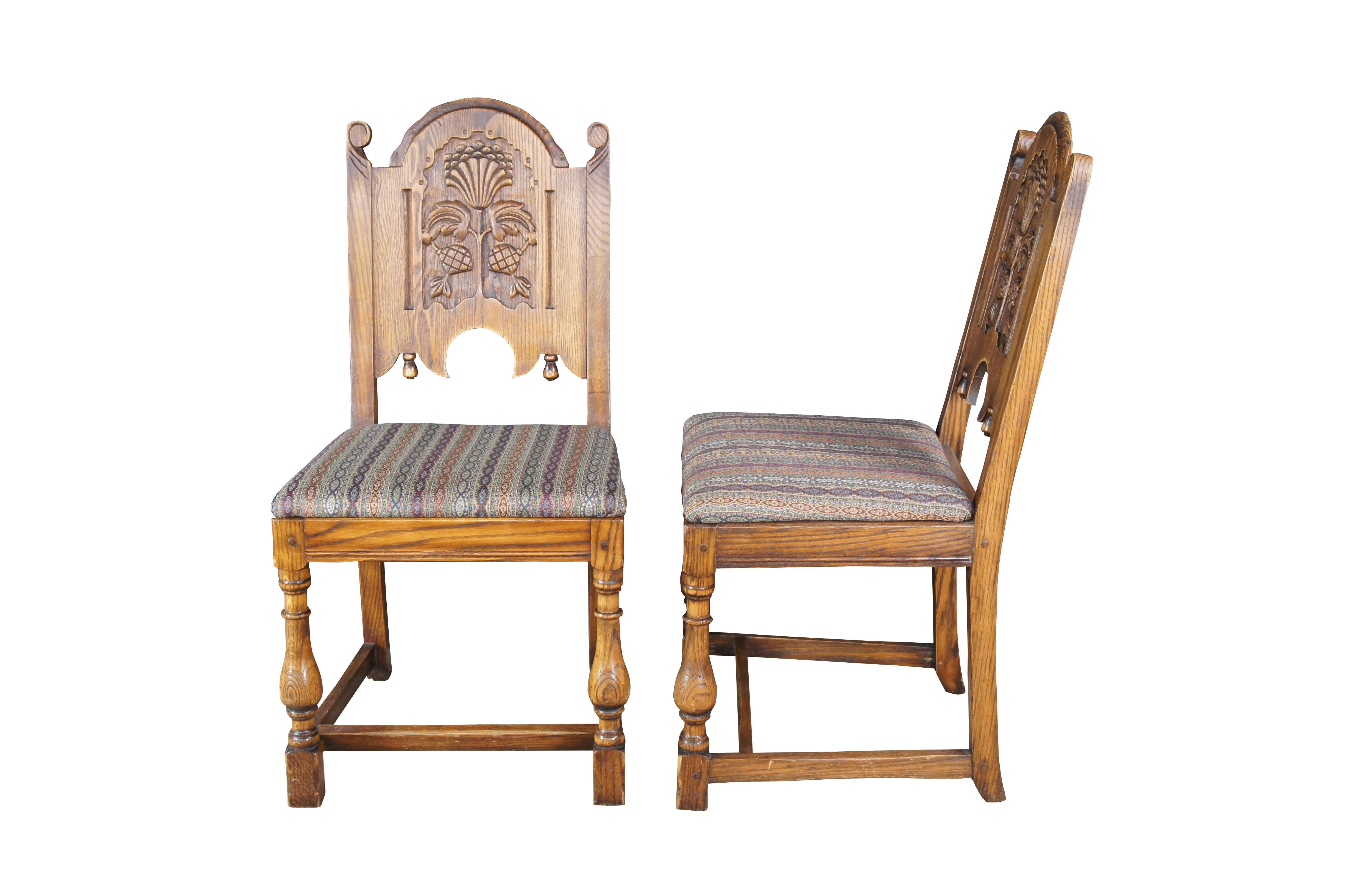 Satz von sechs Esszimmerstühlen aus antiker Feudal-Eiche von Jamestown Lounge Company.  Die Stühle weisen ein rustikales, kunstvoll geschnitztes Blumenmotiv mit gewölbter Platte und gedrechselten Balusterbeinen auf, die durch Streben verbunden sind.
