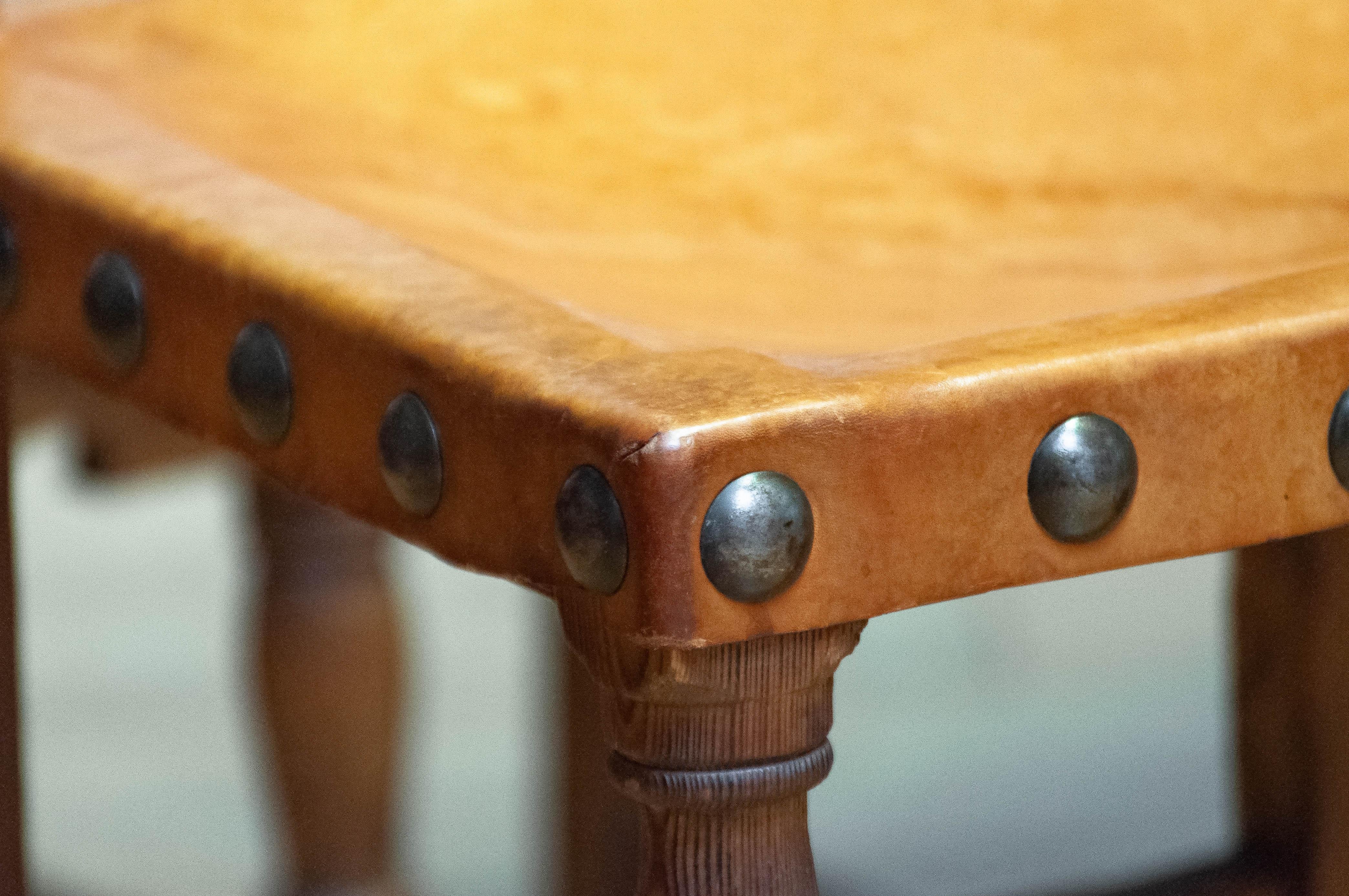 6 chaises de salle à manger anciennes en pin et cuir de couleur fauve de The Farm Antiques County en vente 3