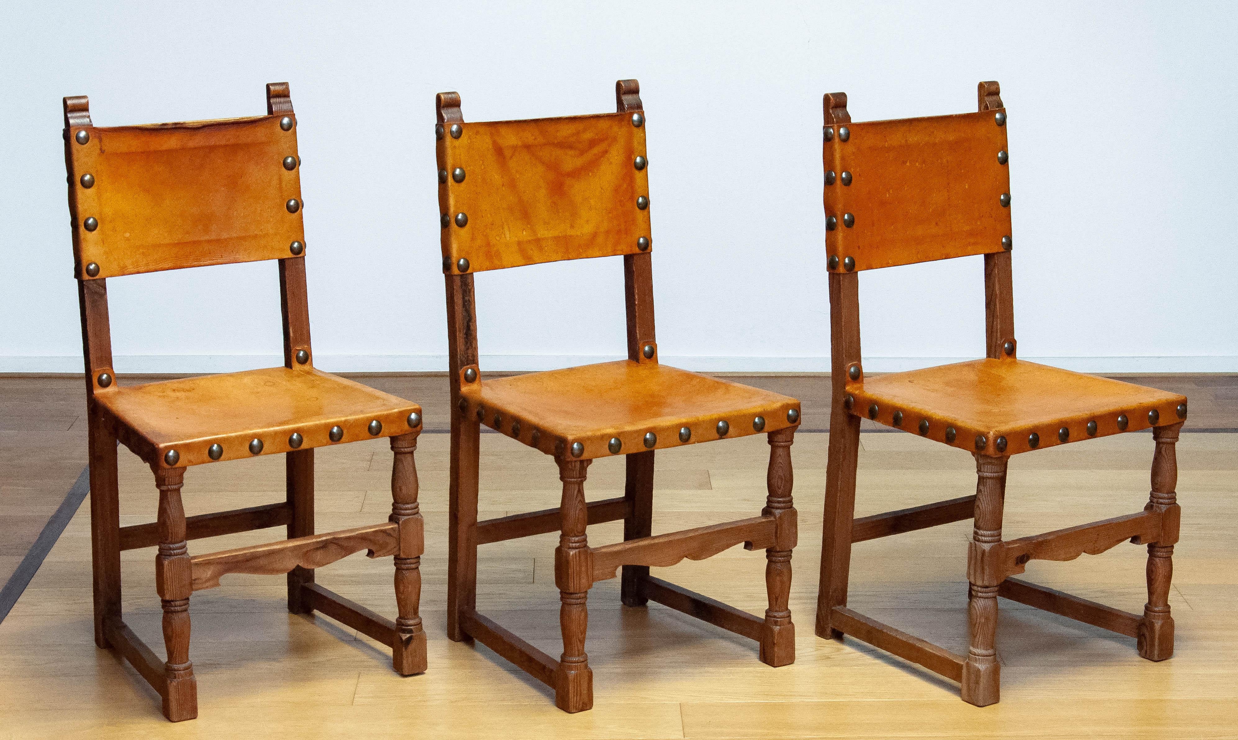 6 chaises de salle à manger anciennes en pin et cuir de couleur fauve de The Farm Antiques County en vente 6