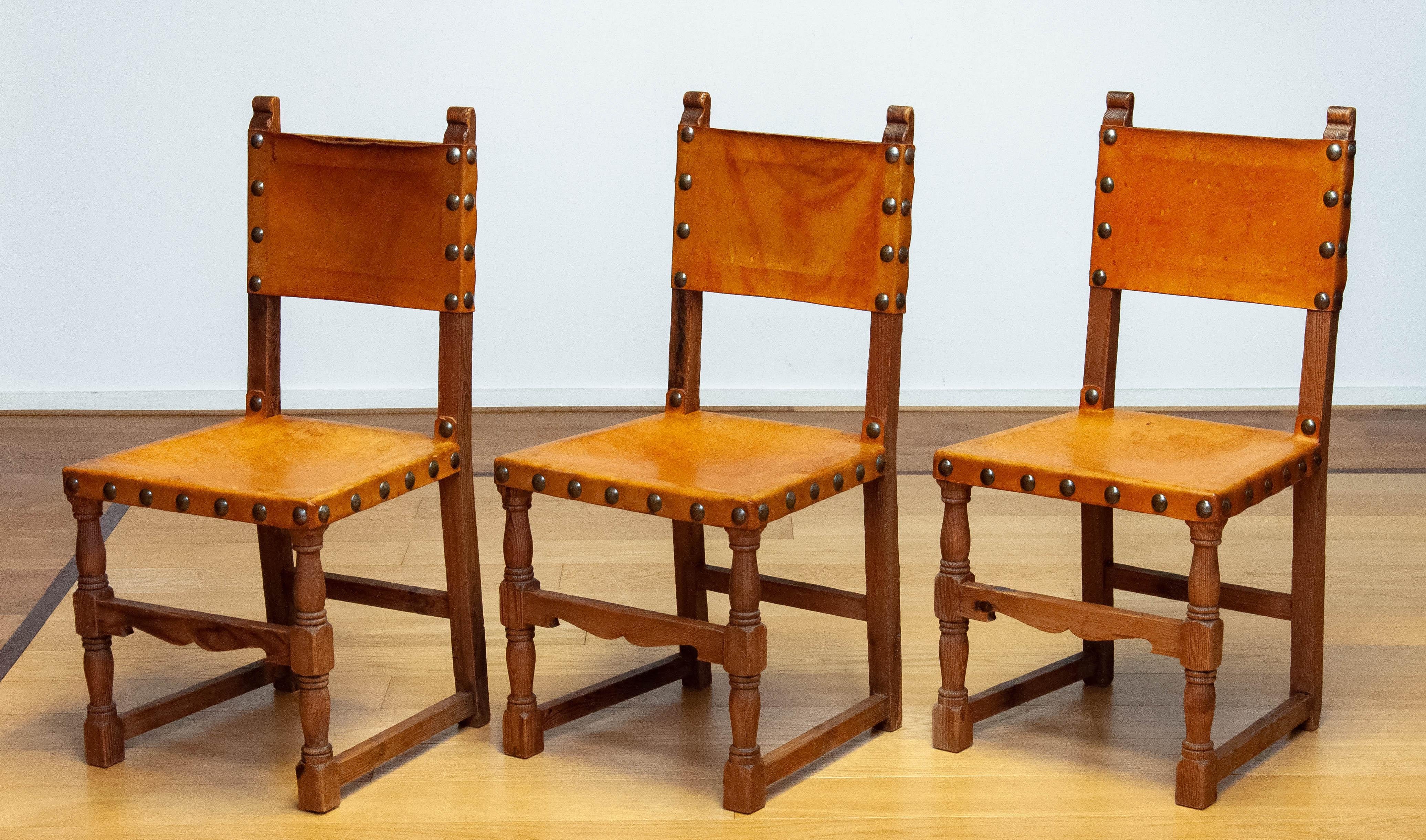6 Antique Swedish Folk Art Farm County Dining Chairs In Pine And Tan Leather For Sale 10