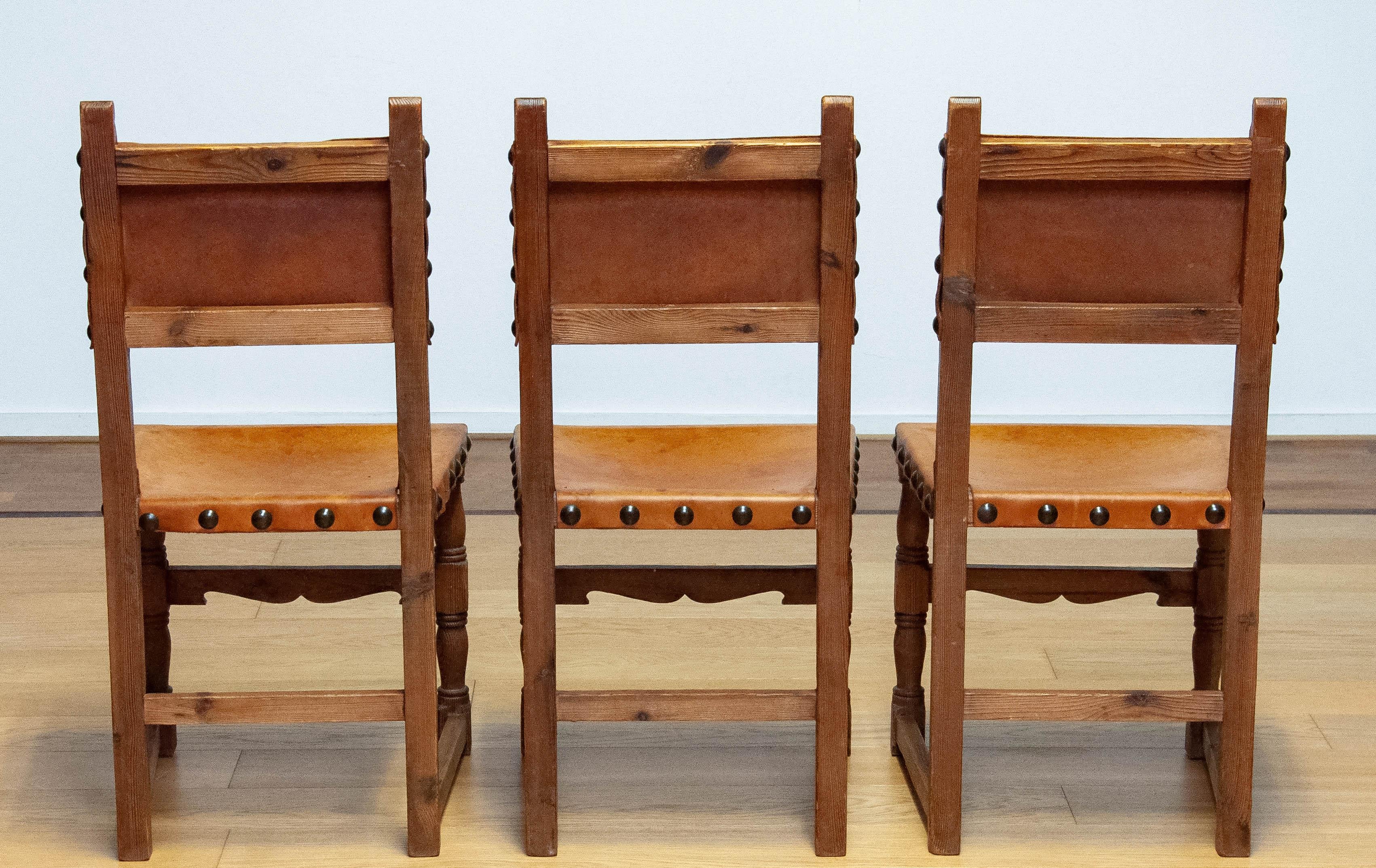 6 chaises de salle à manger anciennes en pin et cuir de couleur fauve de The Farm Antiques County en vente 8