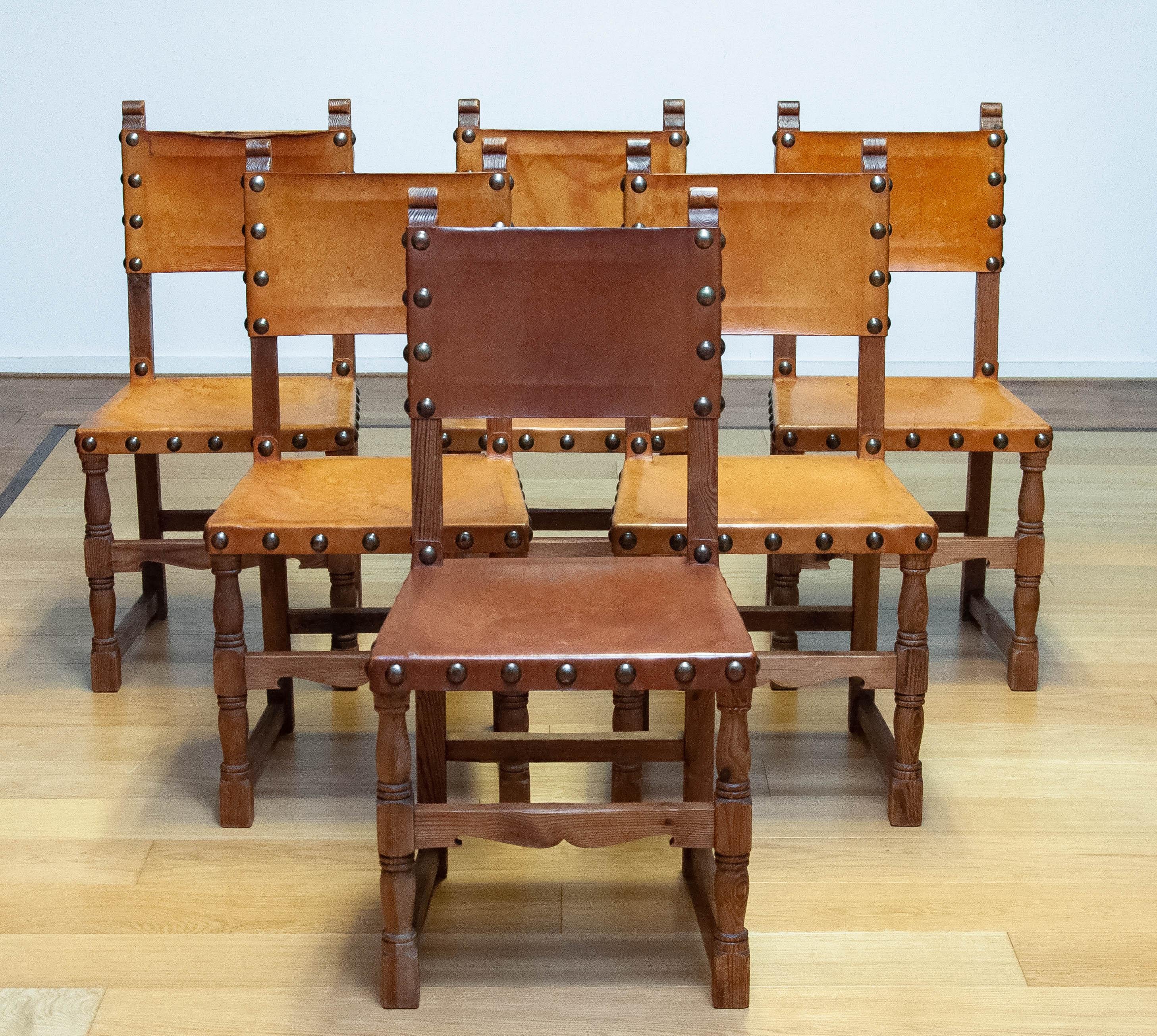 Absolut schöner Satz von sechs schwedischen 'Folk Art' Landhausstühlen des späten 19. Jahrhunderts aus Kiefer mit robustem hellbraunem Leder.
Die Maße der Stühle sind: Höhe der Rückenlehne 94 cm / 37 Zoll - Sitzhöhe ist 46 cm / 18,11 Zoll - Breite