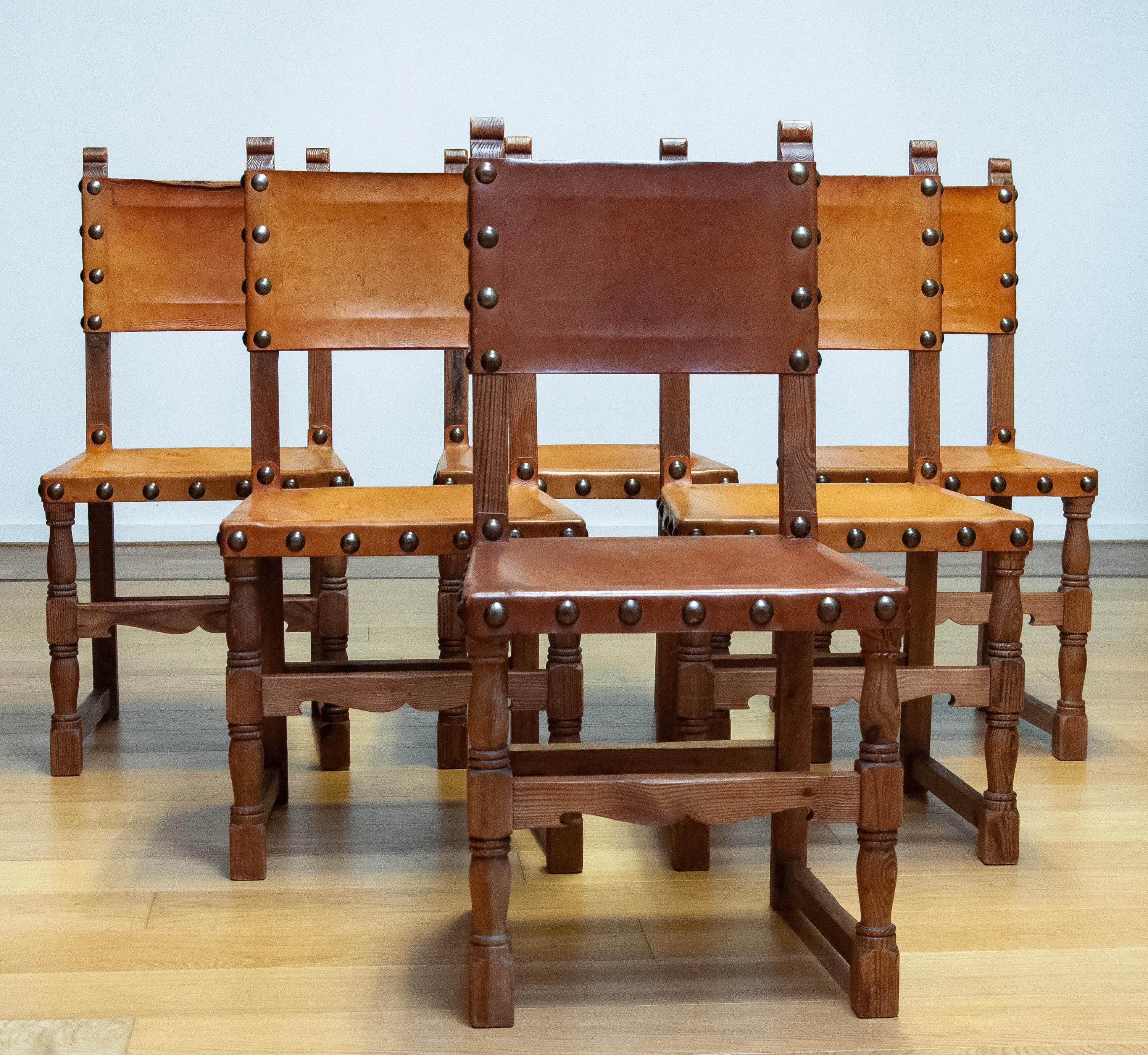6 Antique Swedish Folk Art Farm County Dining Chairs In Pine And Tan Leather In Good Condition For Sale In Silvolde, Gelderland