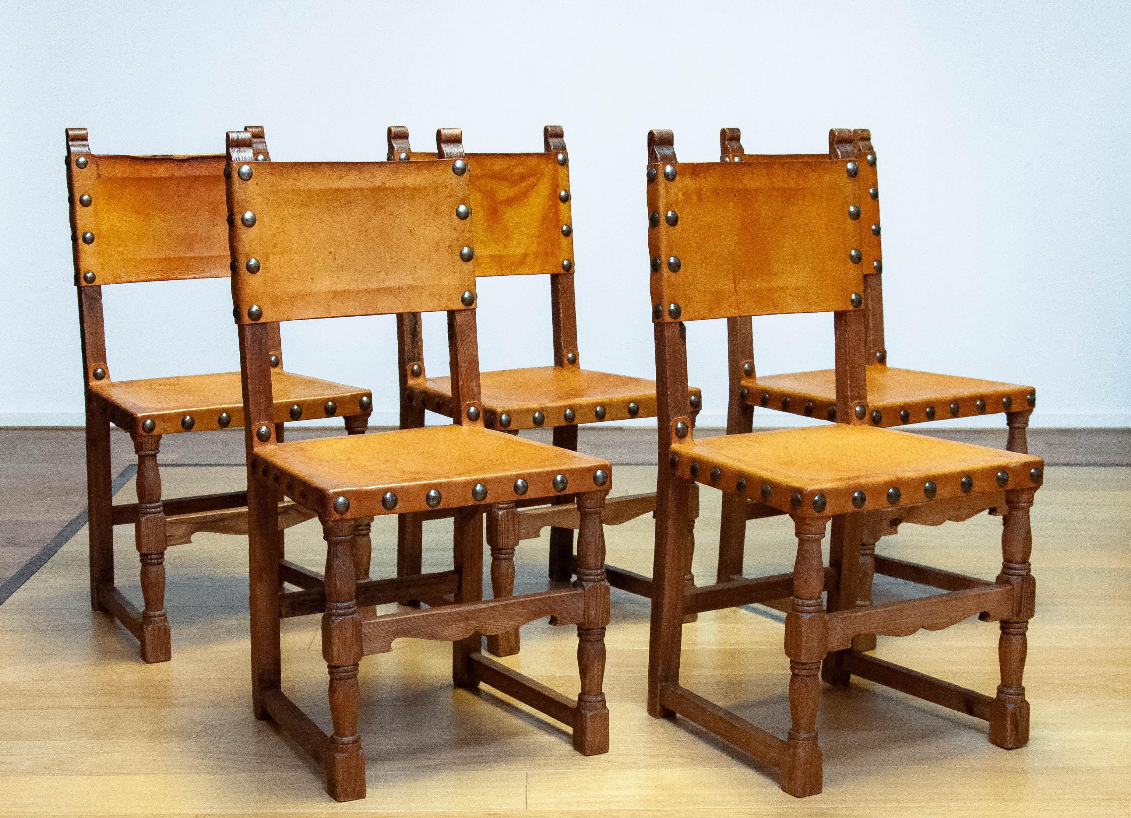 Cuir 6 chaises de salle à manger anciennes en pin et cuir de couleur fauve de The Farm Antiques County en vente