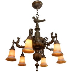 lustre à 6 bras en bronze avec homme et abat-jour en verre d'art:: vers 1910