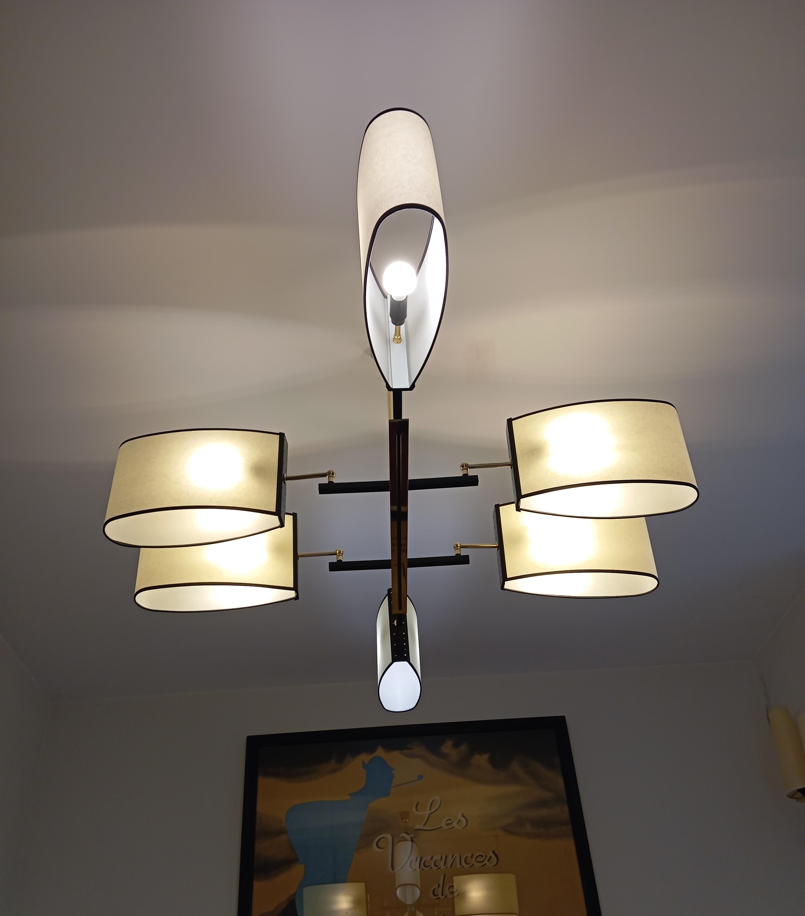 Lampadario a 6 bracci in metallo laccato nero e ottone.
Opera francese del 1950 circa della Maison Lunel.
Condizioni perfette.
L'altezza può essere aumentata.