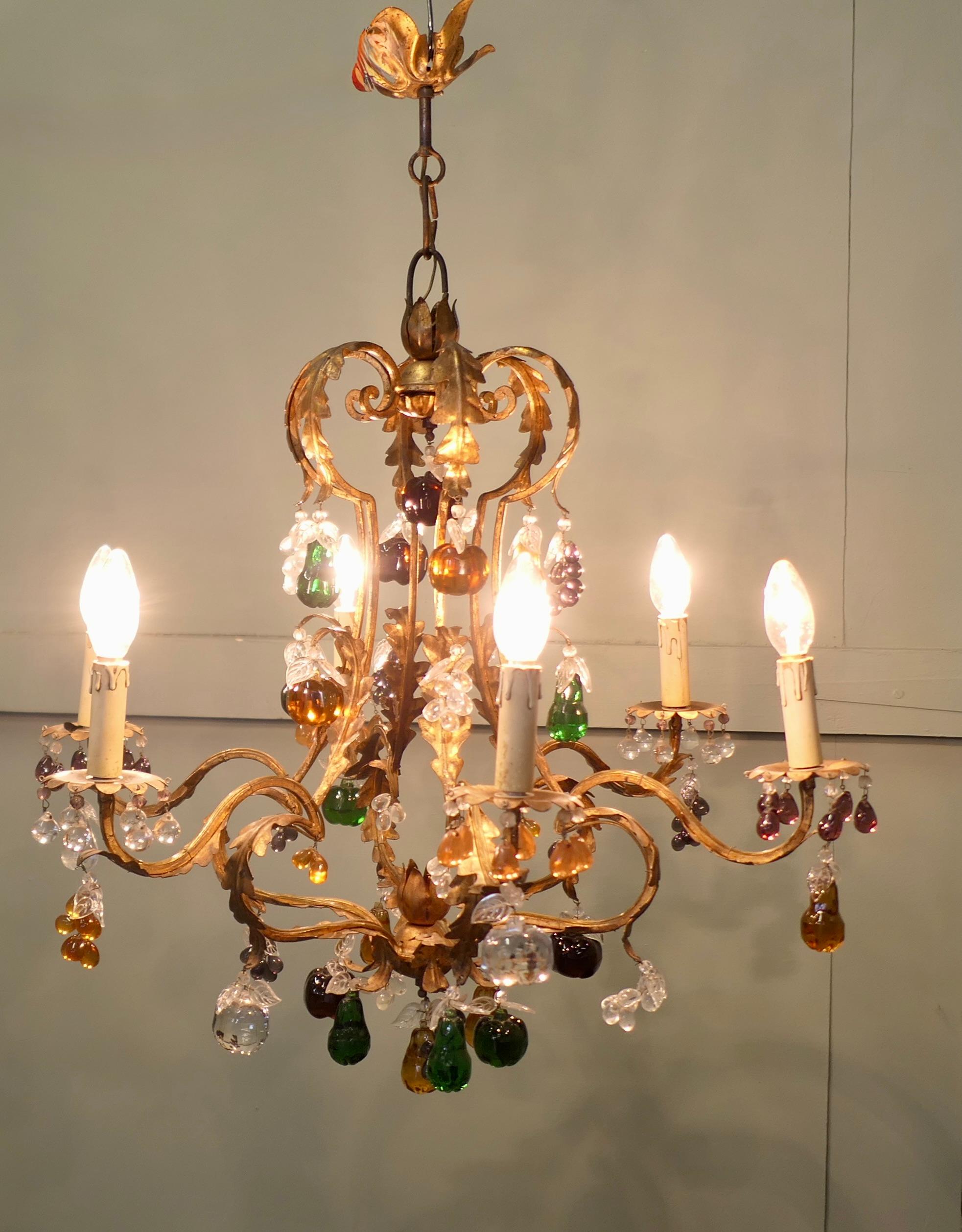 Lustre à 6 bras en cristal suspendu avec des fruits colorés

Il s'agit d'une pièce étonnante, dont le cadre doré brillant est orné de fruits juteux d'ambre, de rubis, d'améthyste et d'émeraude.
Une pièce vraiment charmante et si jolie 
Le lustre est