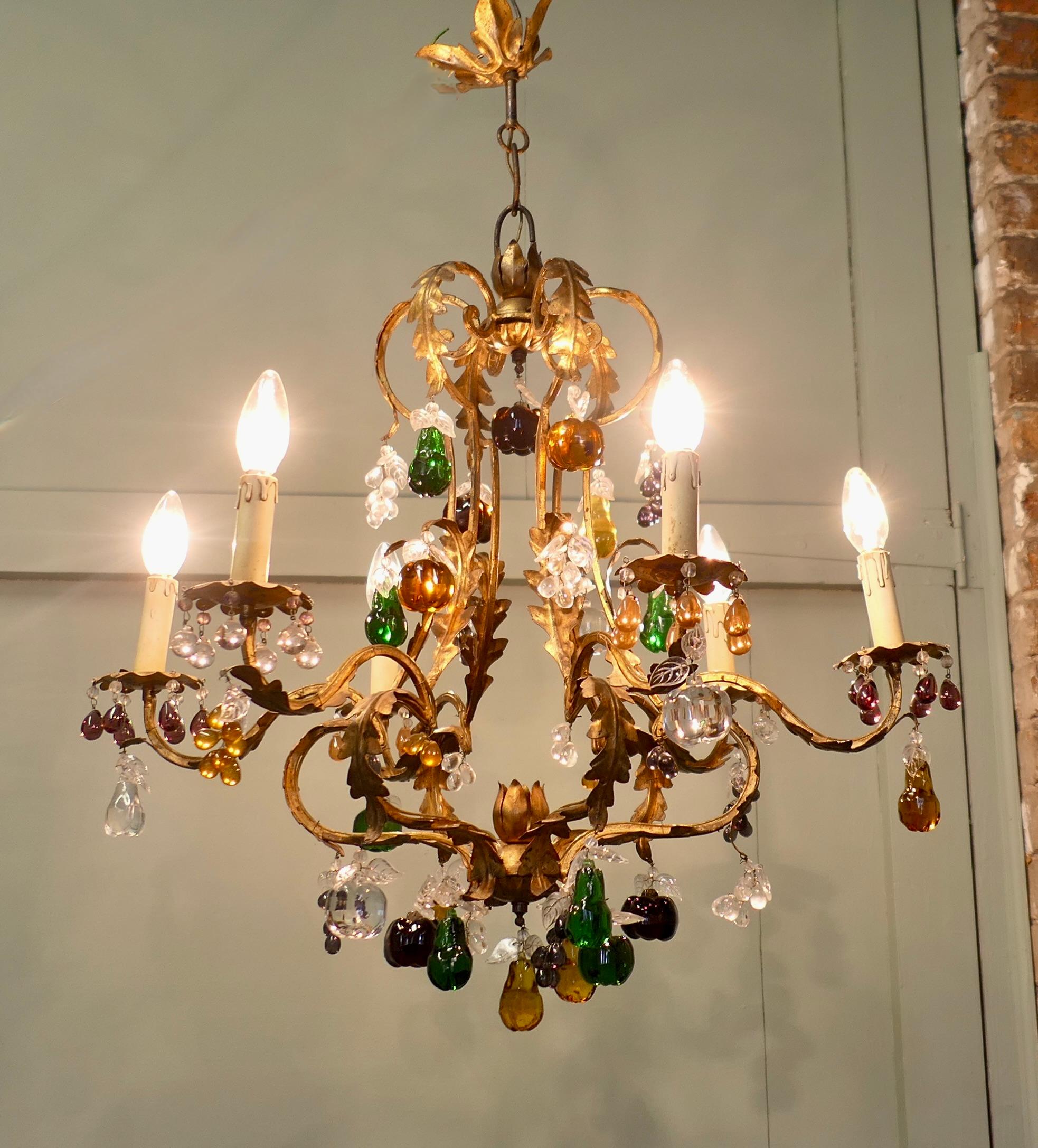 Provincial français Lustre à 6 bras en cristal suspendu avec des fruits colorés  Il s'agit d'une pièce étonnante en vente