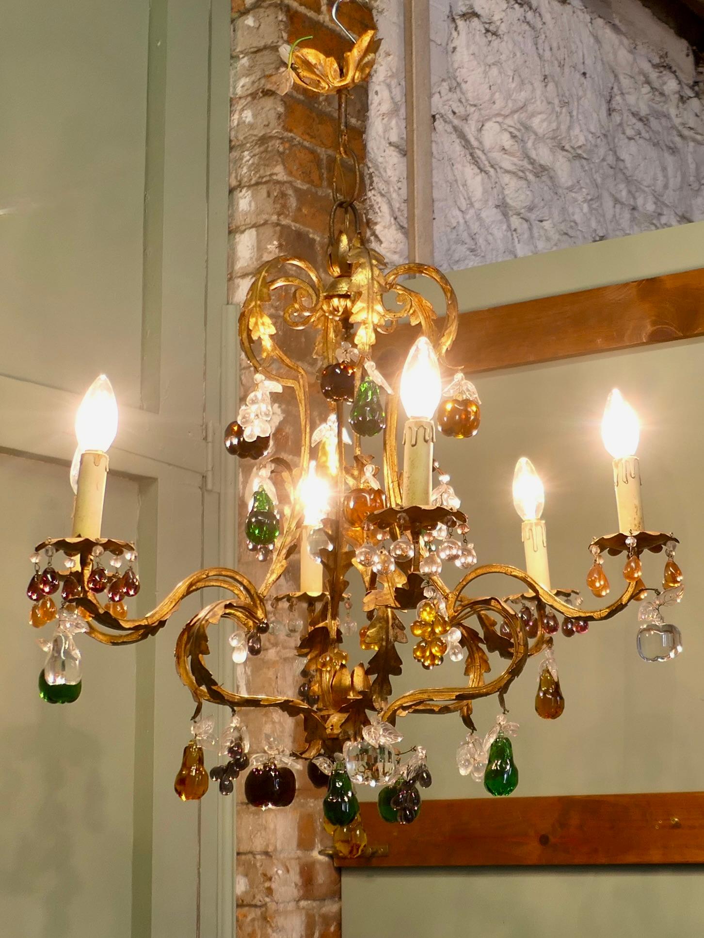 Lustre à 6 bras en cristal suspendu avec des fruits colorés  Il s'agit d'une pièce étonnante Bon état - En vente à Godshill, Isle of Wight