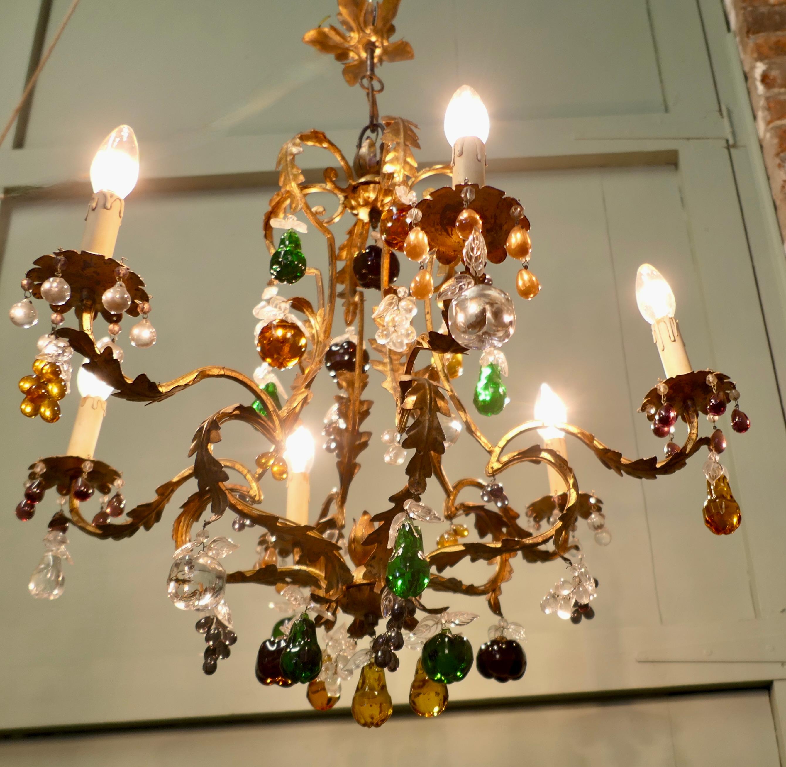 Début du 20ème siècle Lustre à 6 bras en cristal suspendu avec des fruits colorés  Il s'agit d'une pièce étonnante en vente