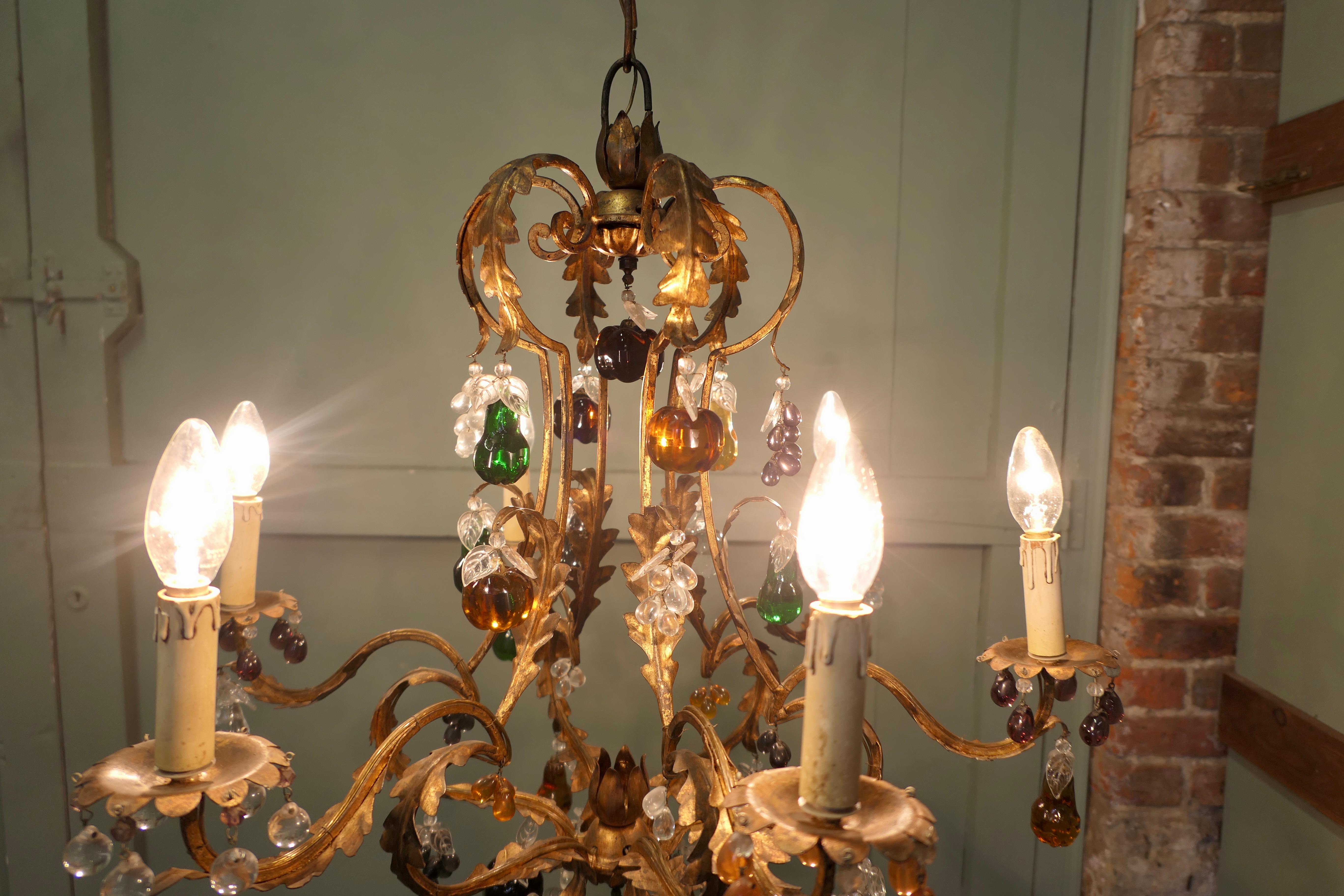 Cristal Lustre à 6 bras en cristal suspendu avec des fruits colorés  Il s'agit d'une pièce étonnante en vente