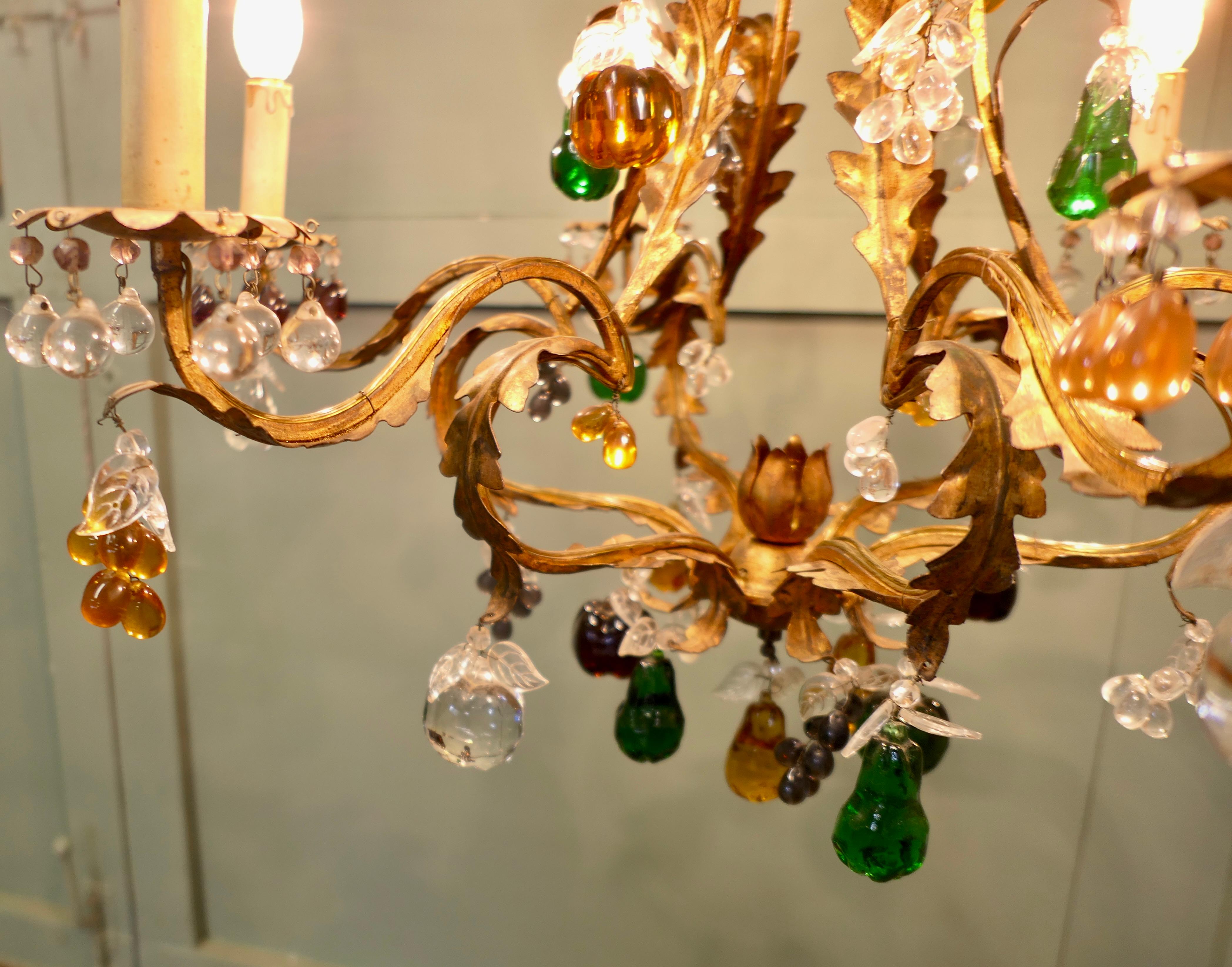 Lustre à 6 bras en cristal suspendu avec des fruits colorés  Il s'agit d'une pièce étonnante en vente 1