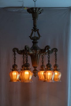 Lampadario a 6 bracci in bronzo edoardiano con 6 paralumi in vetro artistico firmati Quezal, 1910 ca.