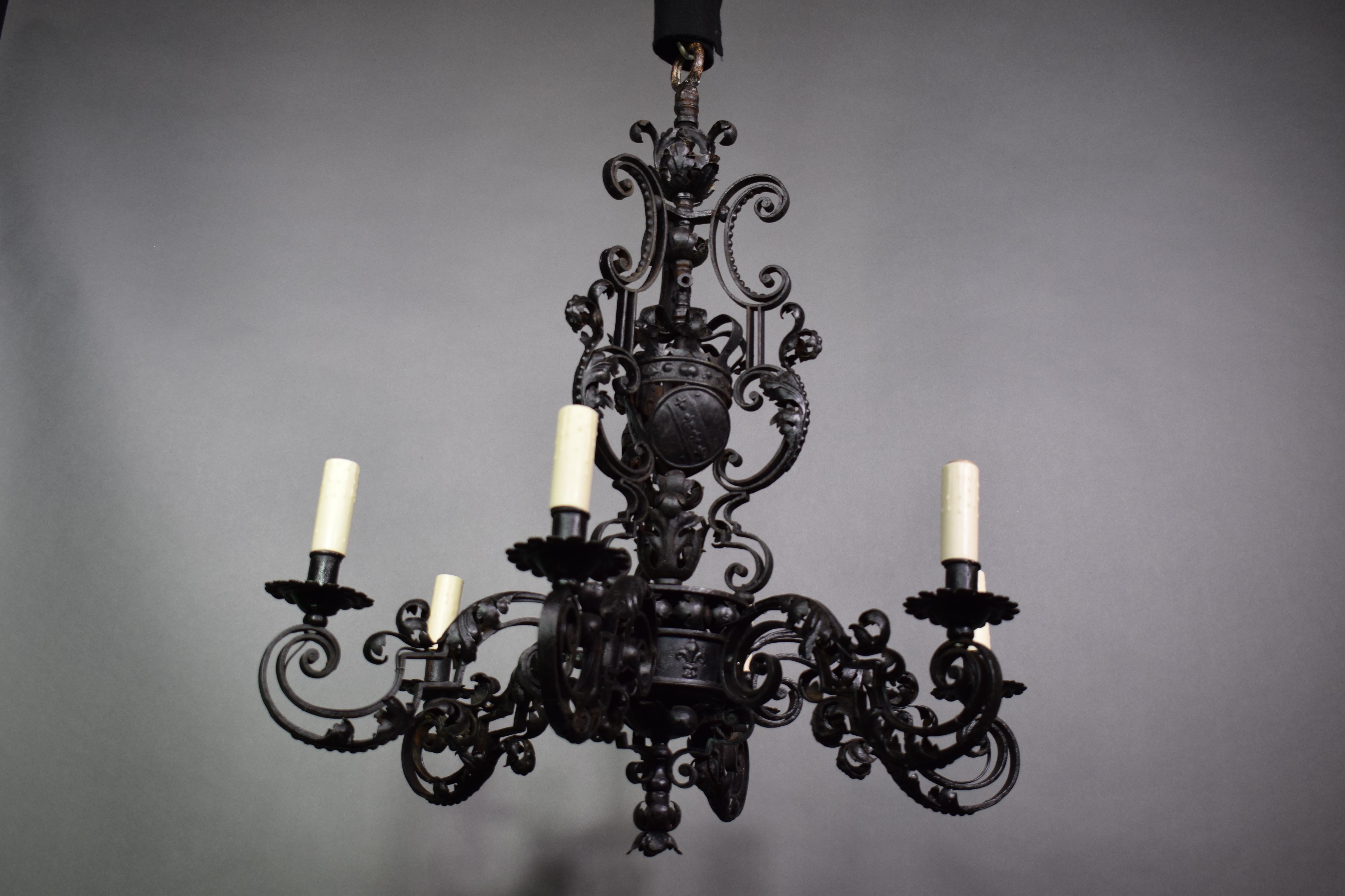 A very fine iron chandelier featuring round shields and S-shaped arms with hand hammered acanthus leaves. France, circa 1900. 6 lights
Measures: 40