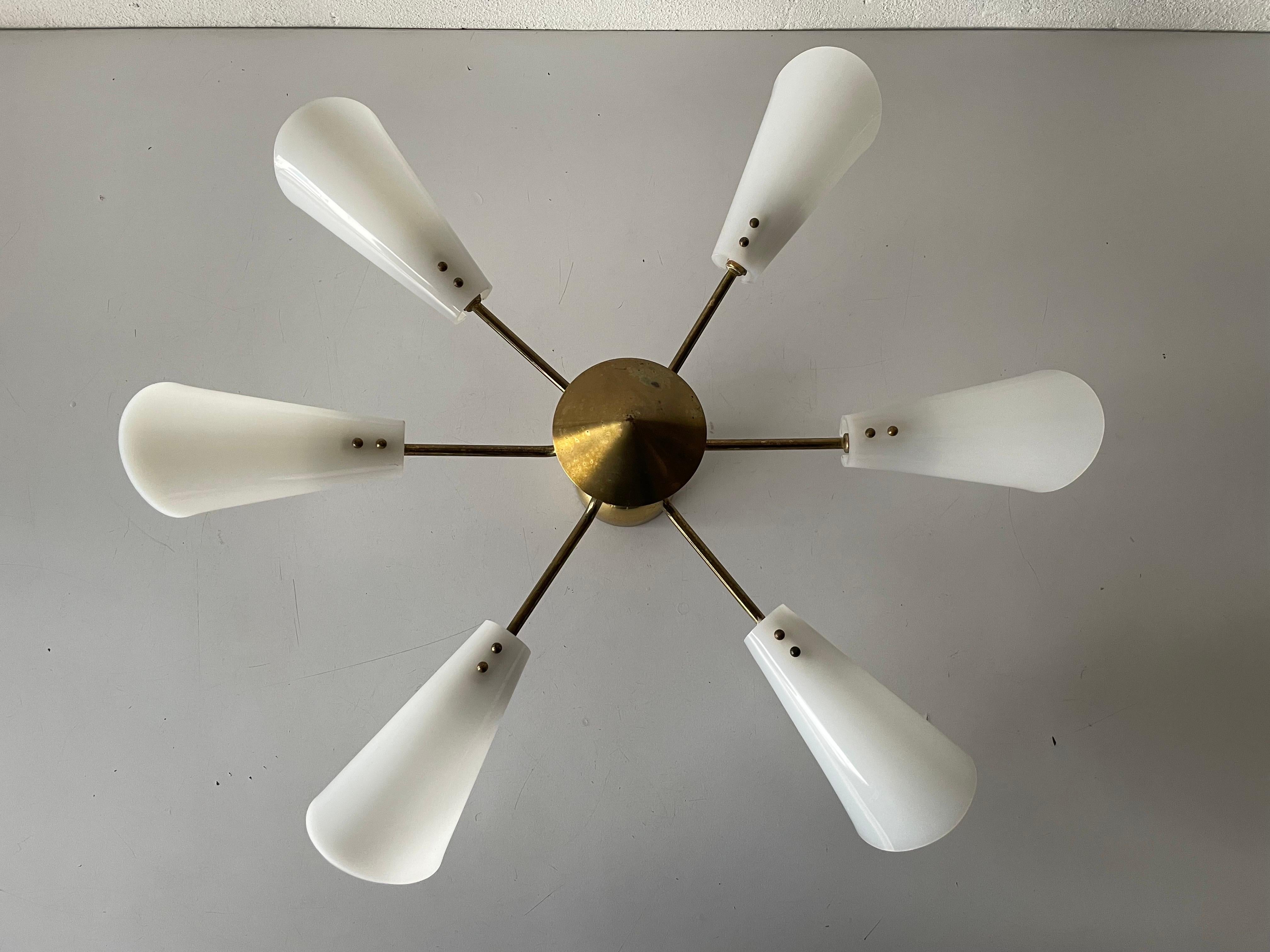 6-Arm-Sputnik-Kronleuchter aus Messing mit Plexiglasreflektoren, 1960er Jahre (Moderne der Mitte des Jahrhunderts) im Angebot