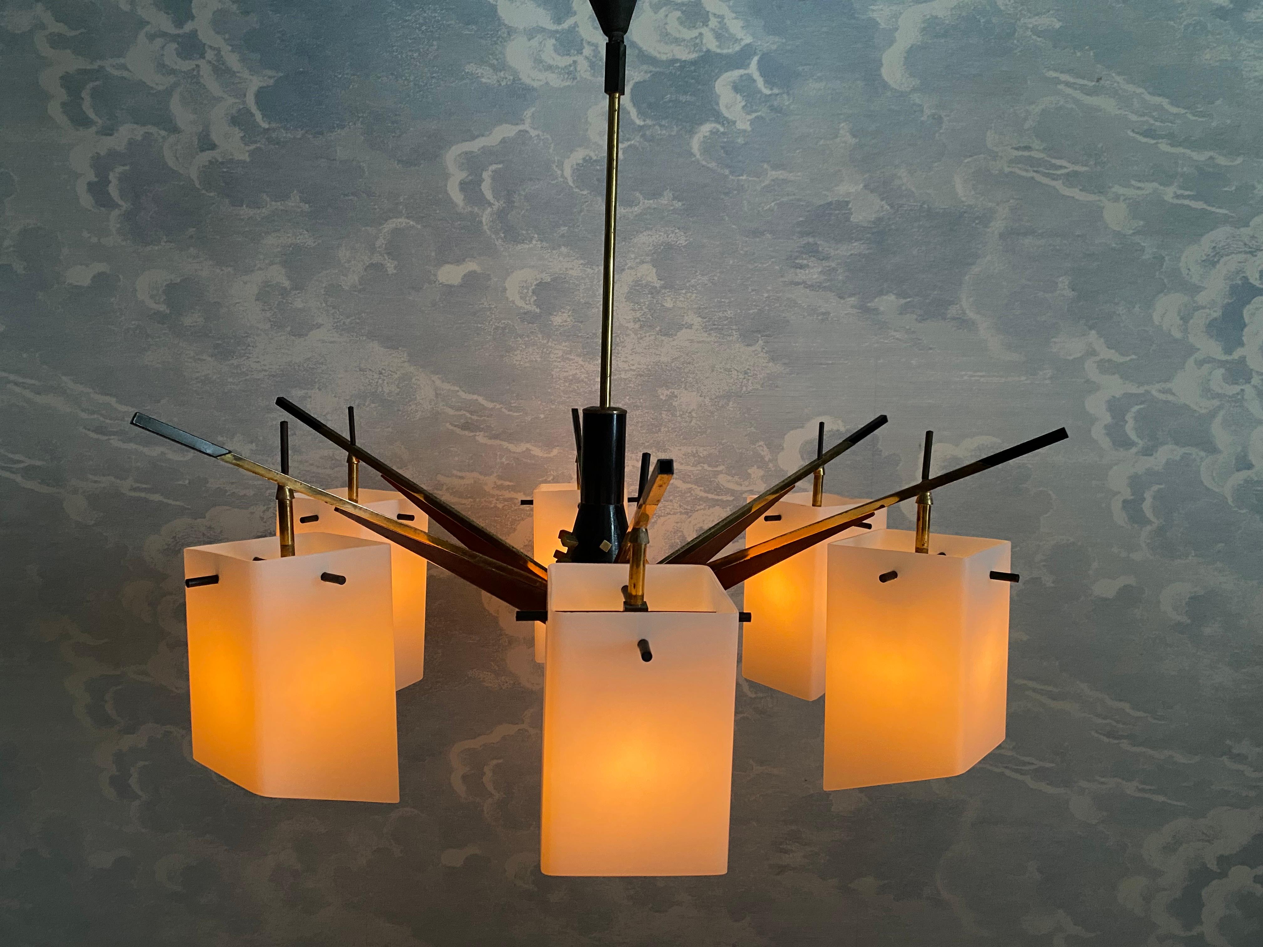 Metà XX secolo Lampadario a 6 bracci con paralumi in vetro smerigliato, Stilux, Italia, anni '60 in vendita