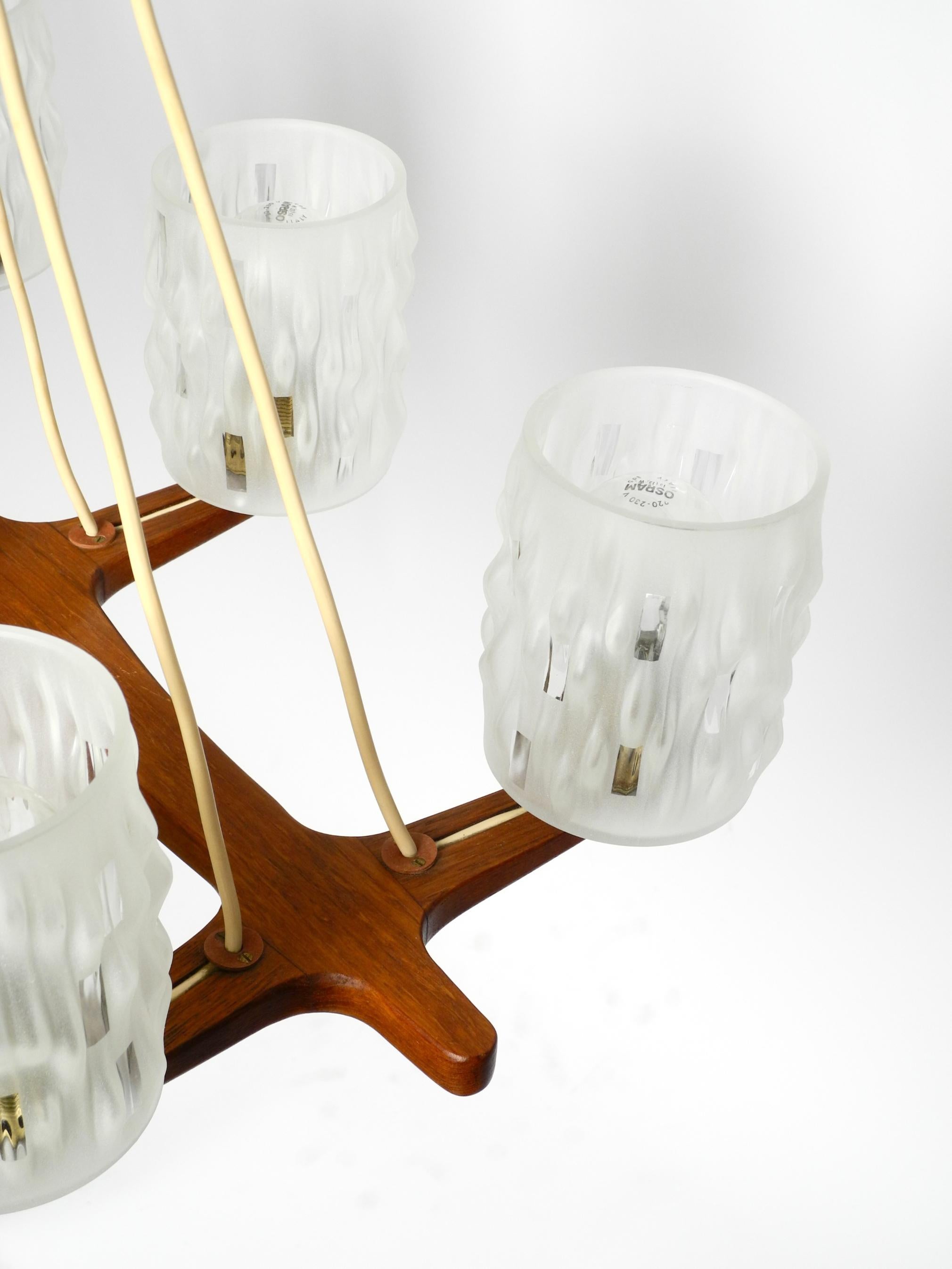 Lampada da soffitto scandinava anni '60 a 6 bracci in teak con paralume in vetro in vendita 7