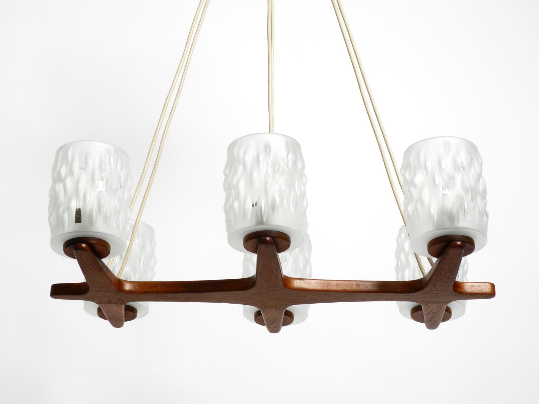 Lampada da soffitto scandinava anni '60 a 6 bracci in teak con paralume in vetro in vendita 9