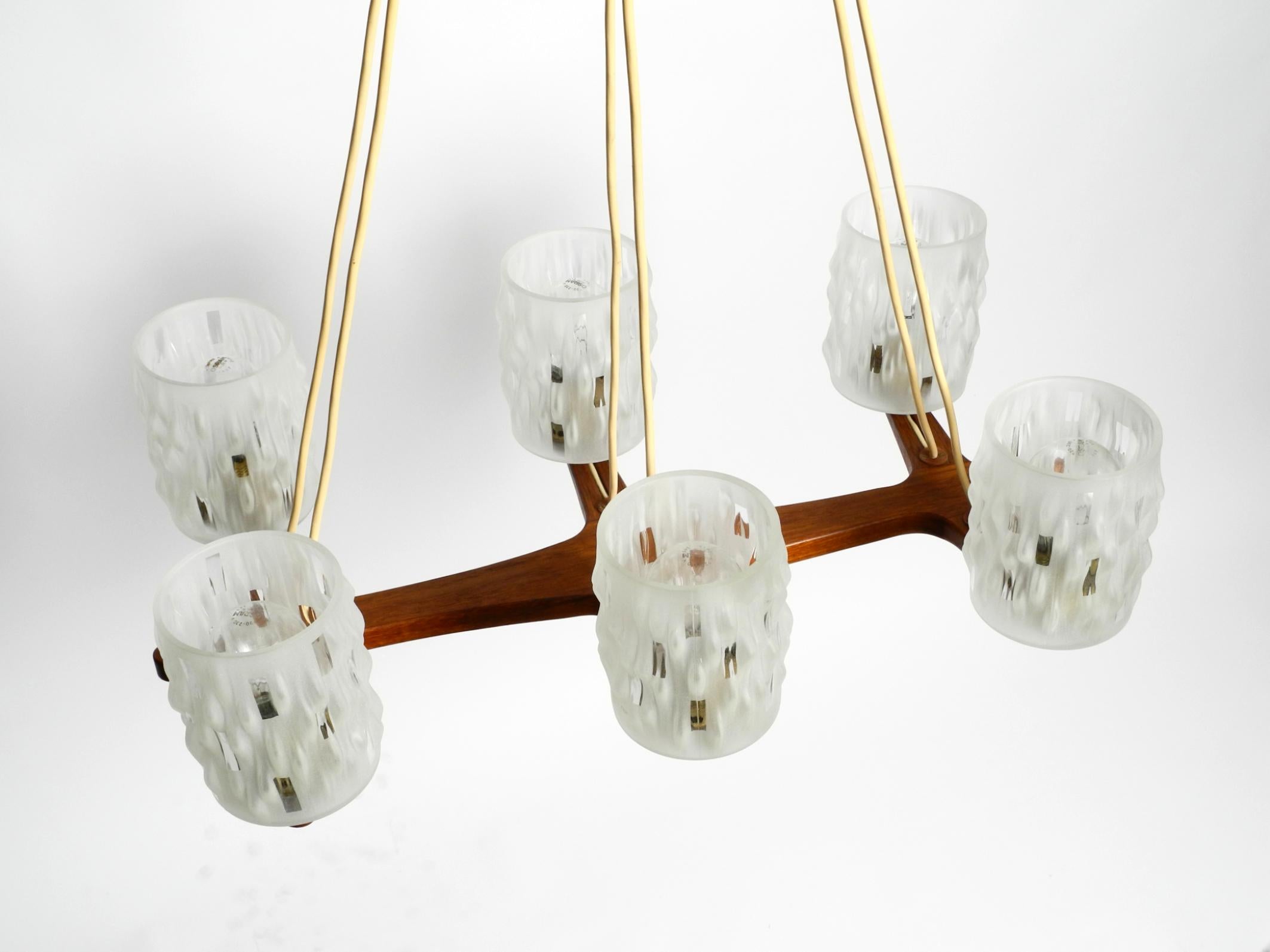 Lampada da soffitto scandinava anni '60 a 6 bracci in teak con paralume in vetro in vendita 10