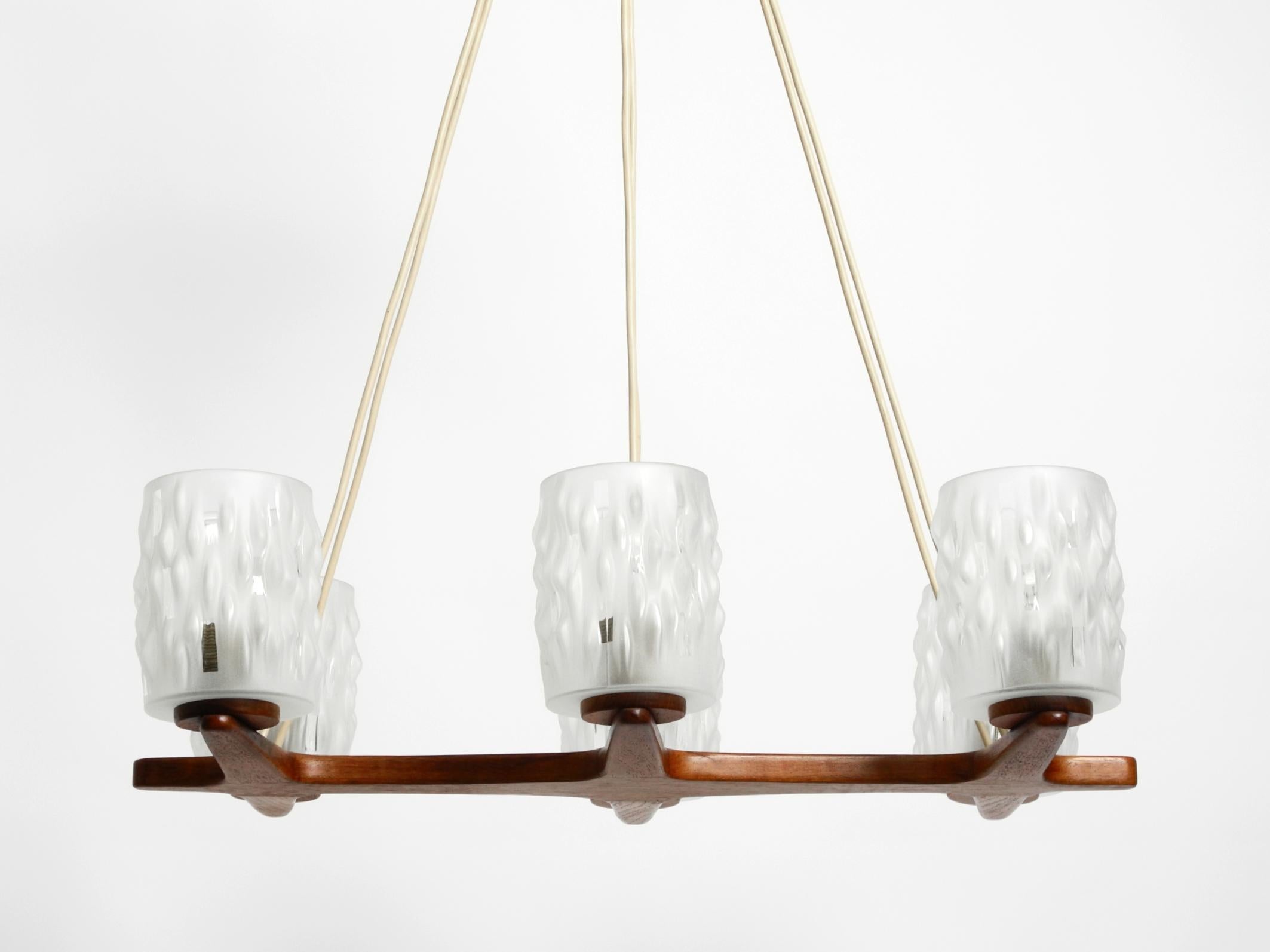 Lampada da soffitto scandinava anni '60 a 6 bracci in teak con paralume in vetro in vendita 11