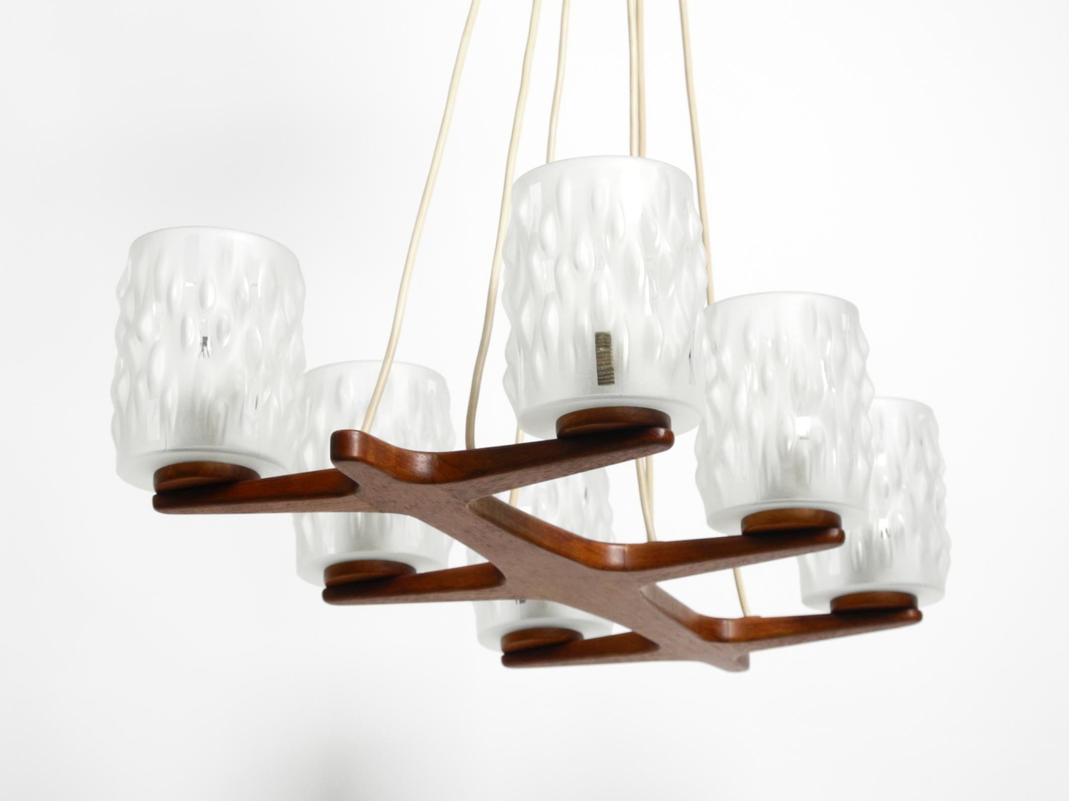 Mid-Century moderno Lampada da soffitto scandinava anni '60 a 6 bracci in teak con paralume in vetro in vendita