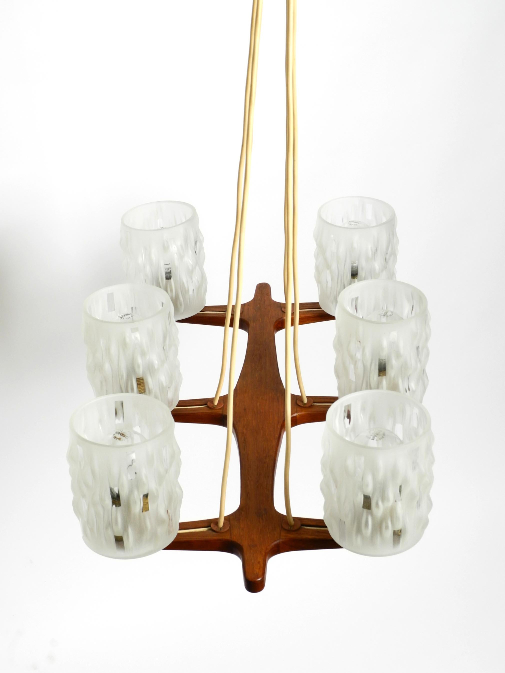 Scandinavo Lampada da soffitto scandinava anni '60 a 6 bracci in teak con paralume in vetro in vendita