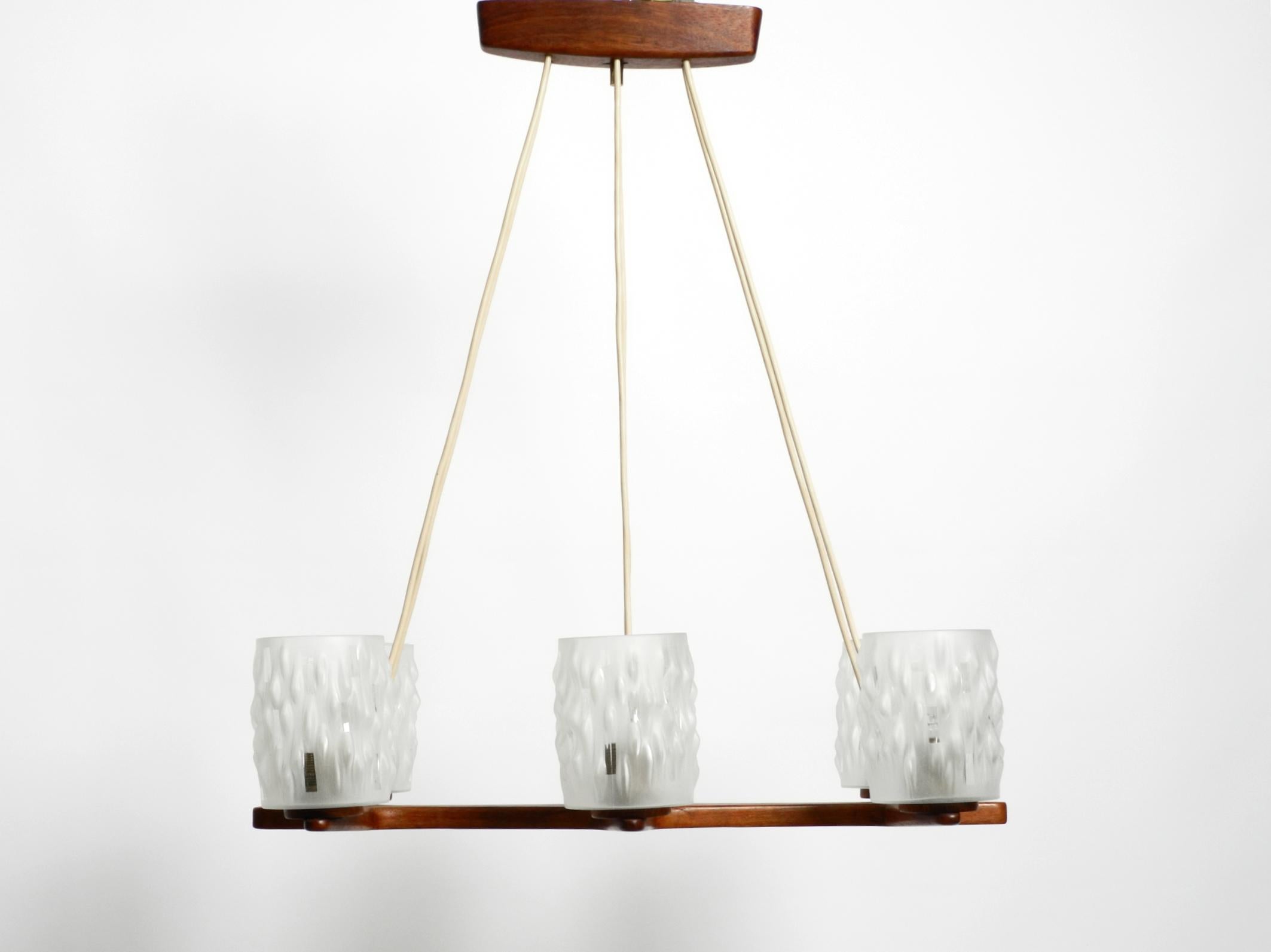 Lampada da soffitto scandinava anni '60 a 6 bracci in teak con paralume in vetro In condizioni buone in vendita a München, DE