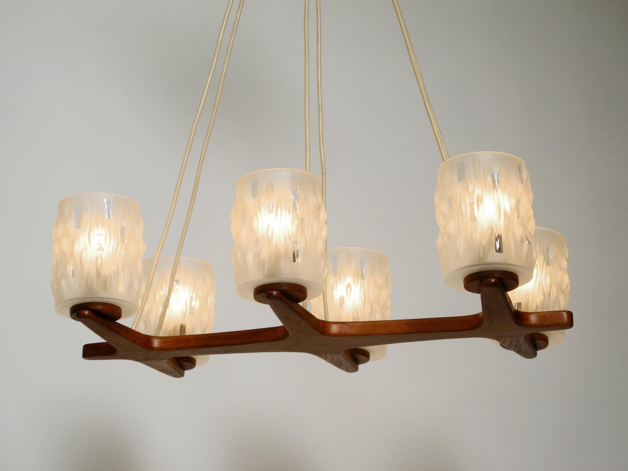 Metà XX secolo Lampada da soffitto scandinava anni '60 a 6 bracci in teak con paralume in vetro in vendita