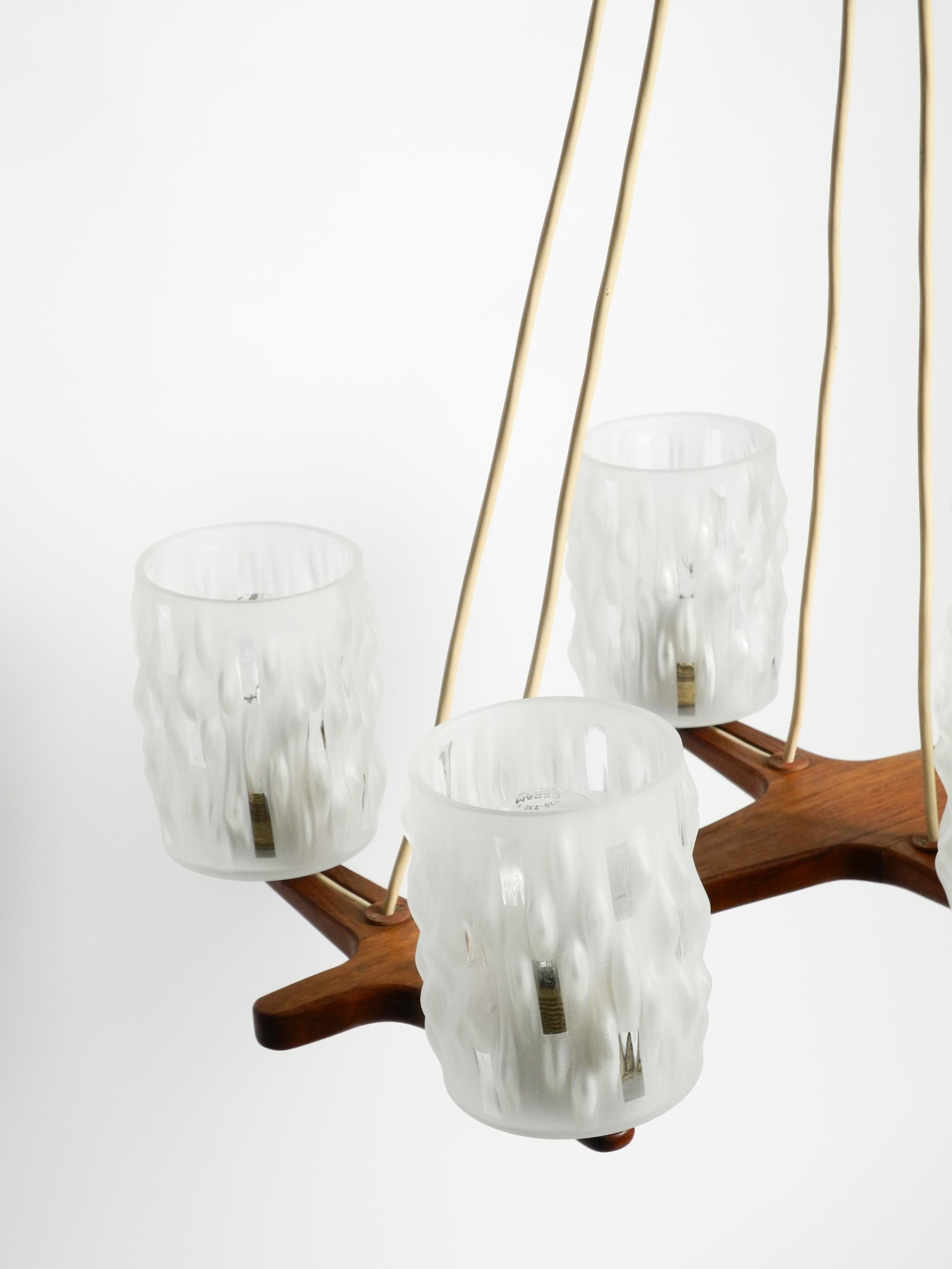 Vetro Lampada da soffitto scandinava anni '60 a 6 bracci in teak con paralume in vetro in vendita