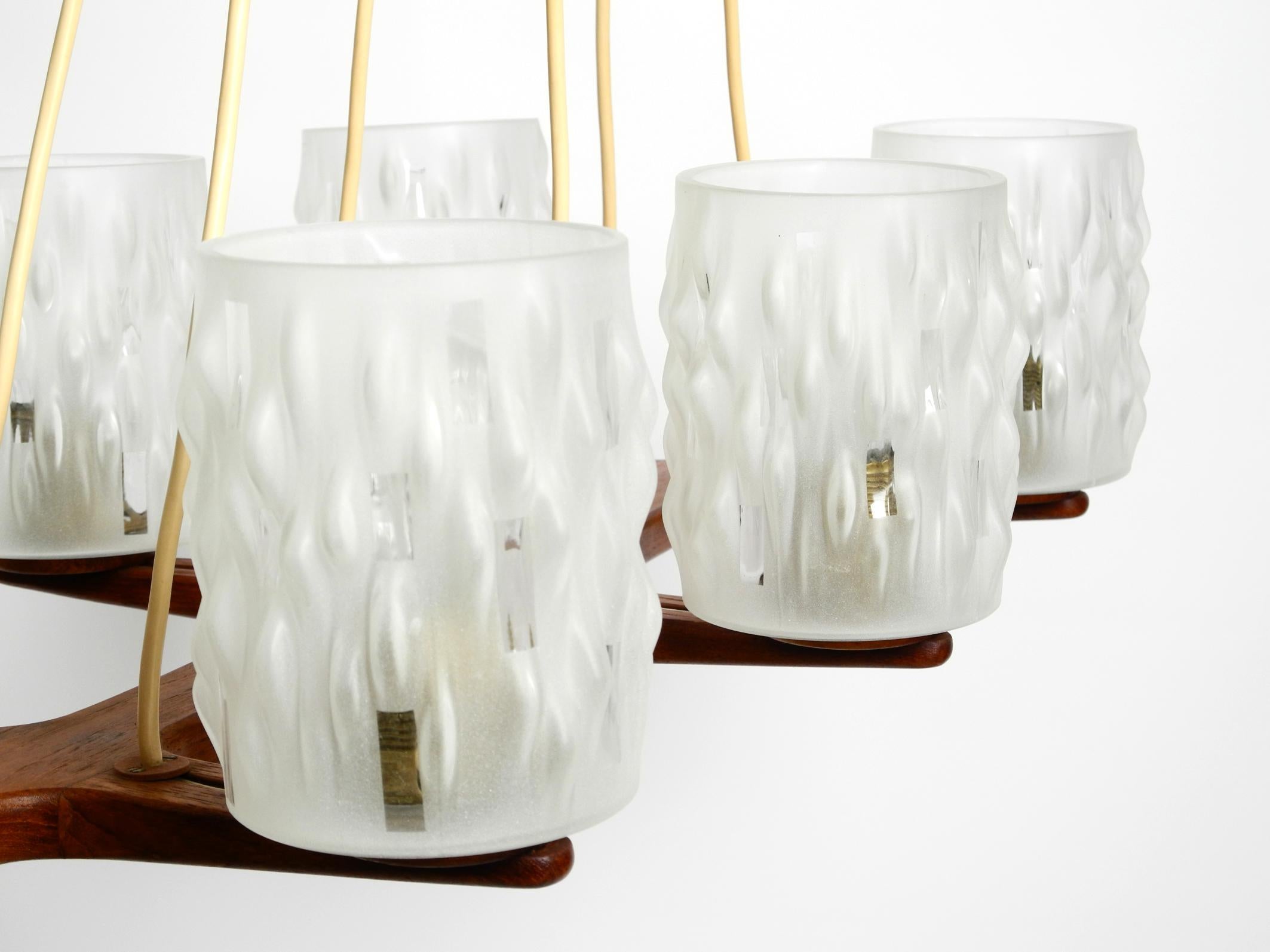 Lampada da soffitto scandinava anni '60 a 6 bracci in teak con paralume in vetro in vendita 1