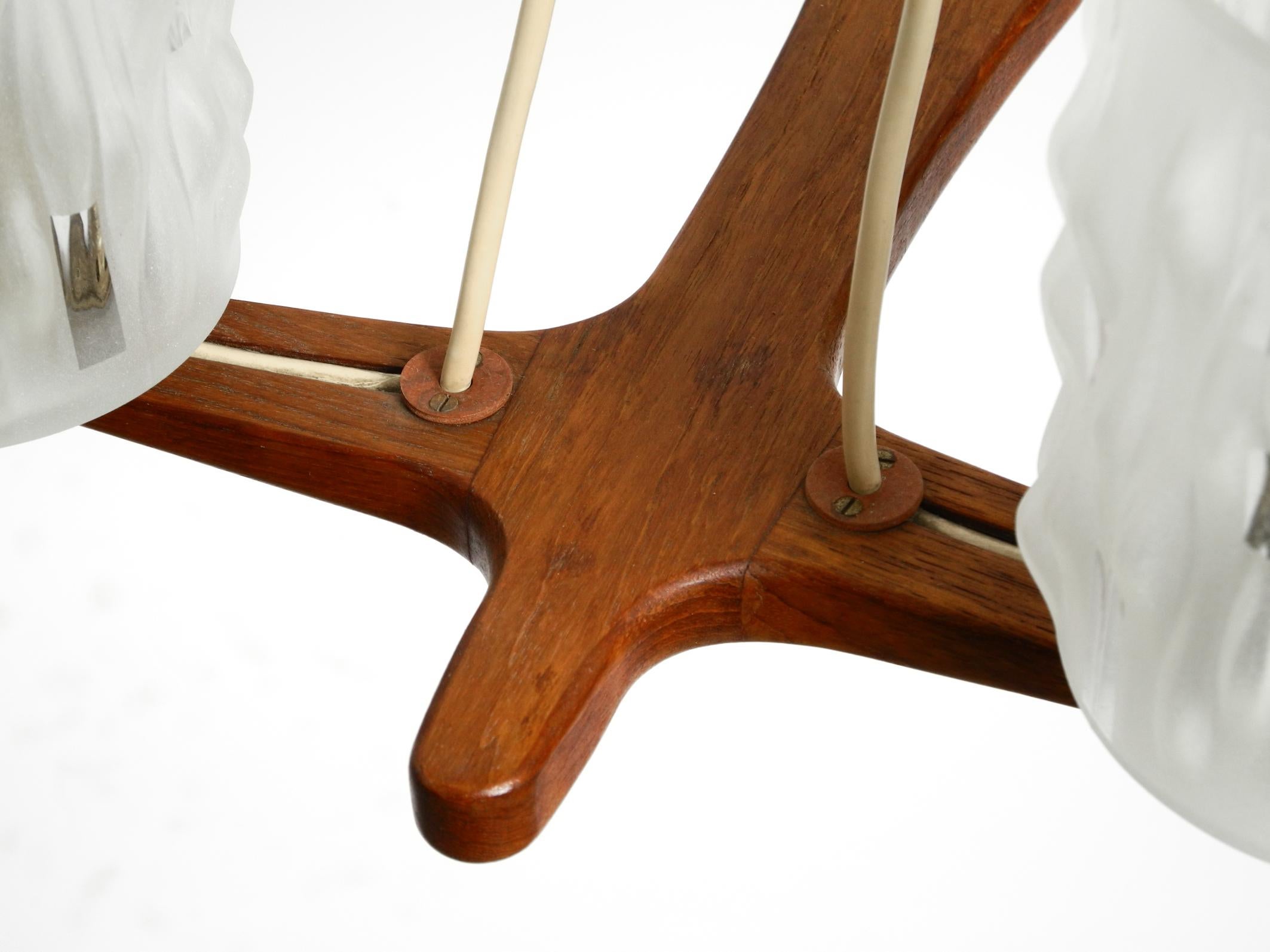 Lampada da soffitto scandinava anni '60 a 6 bracci in teak con paralume in vetro in vendita 2