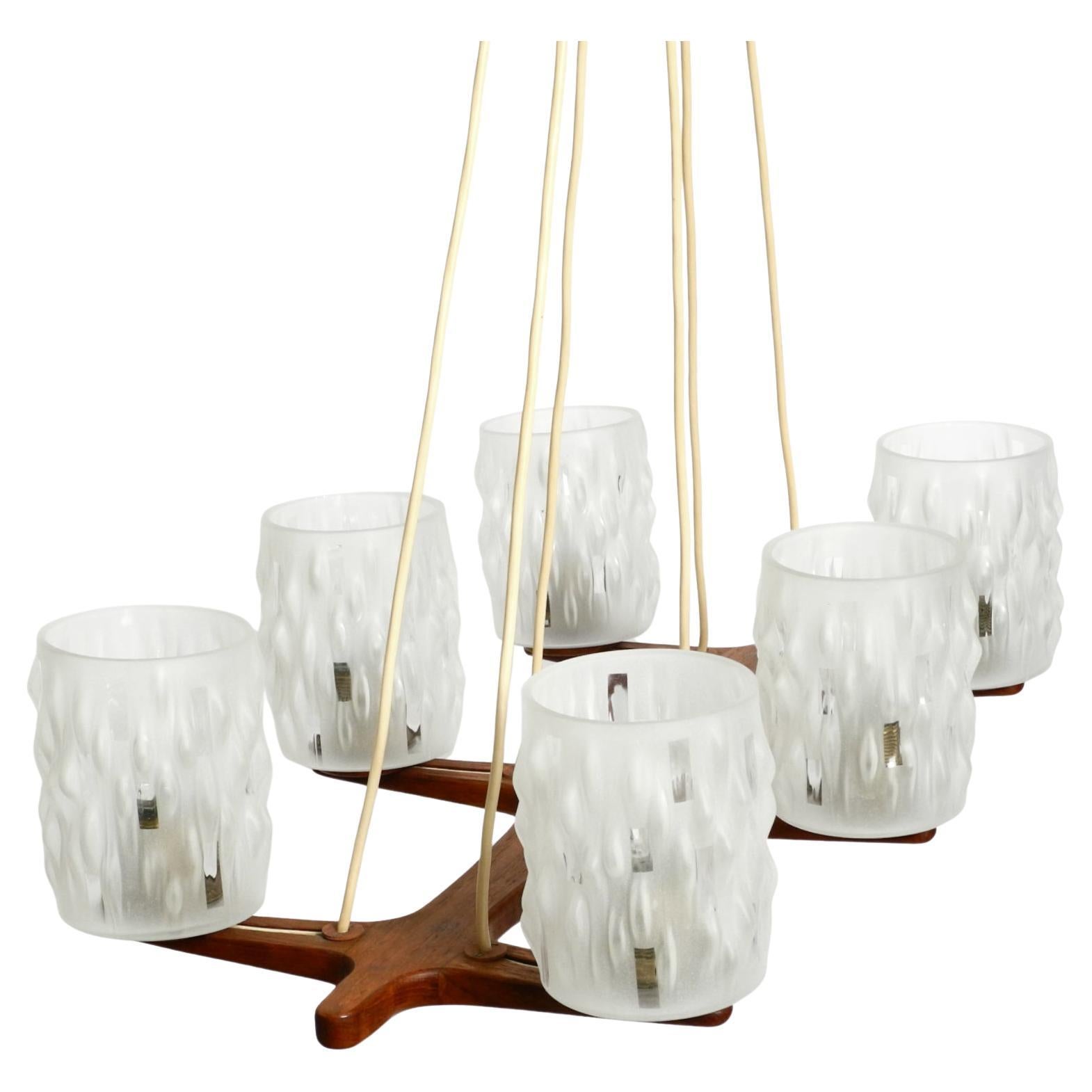 Lampada da soffitto scandinava anni '60 a 6 bracci in teak con paralume in vetro