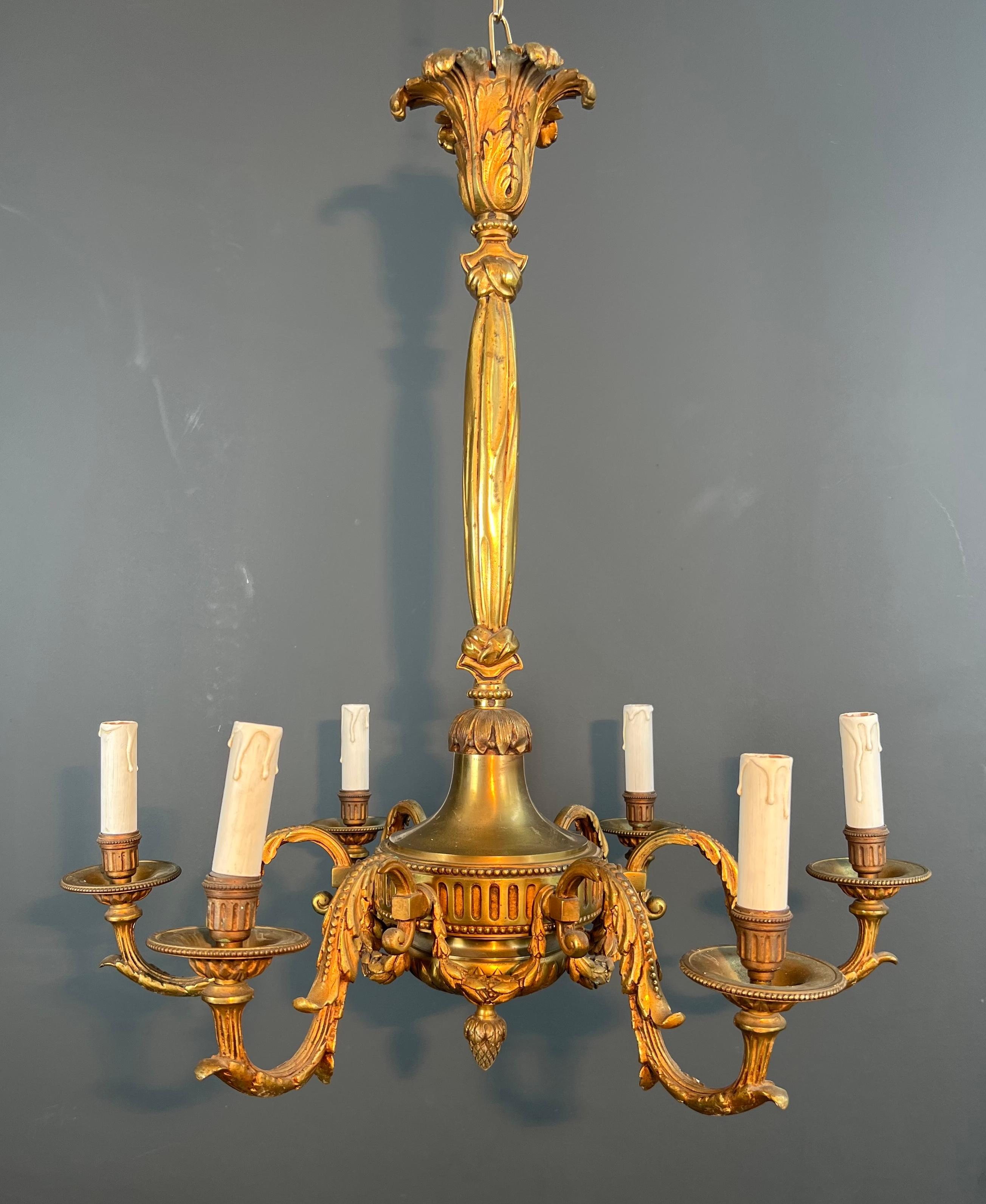 Ce très beau lustre à 6 bras est en bronze. Il s'agit d'une œuvre française dans le style de Louis XVI. Circa 1900