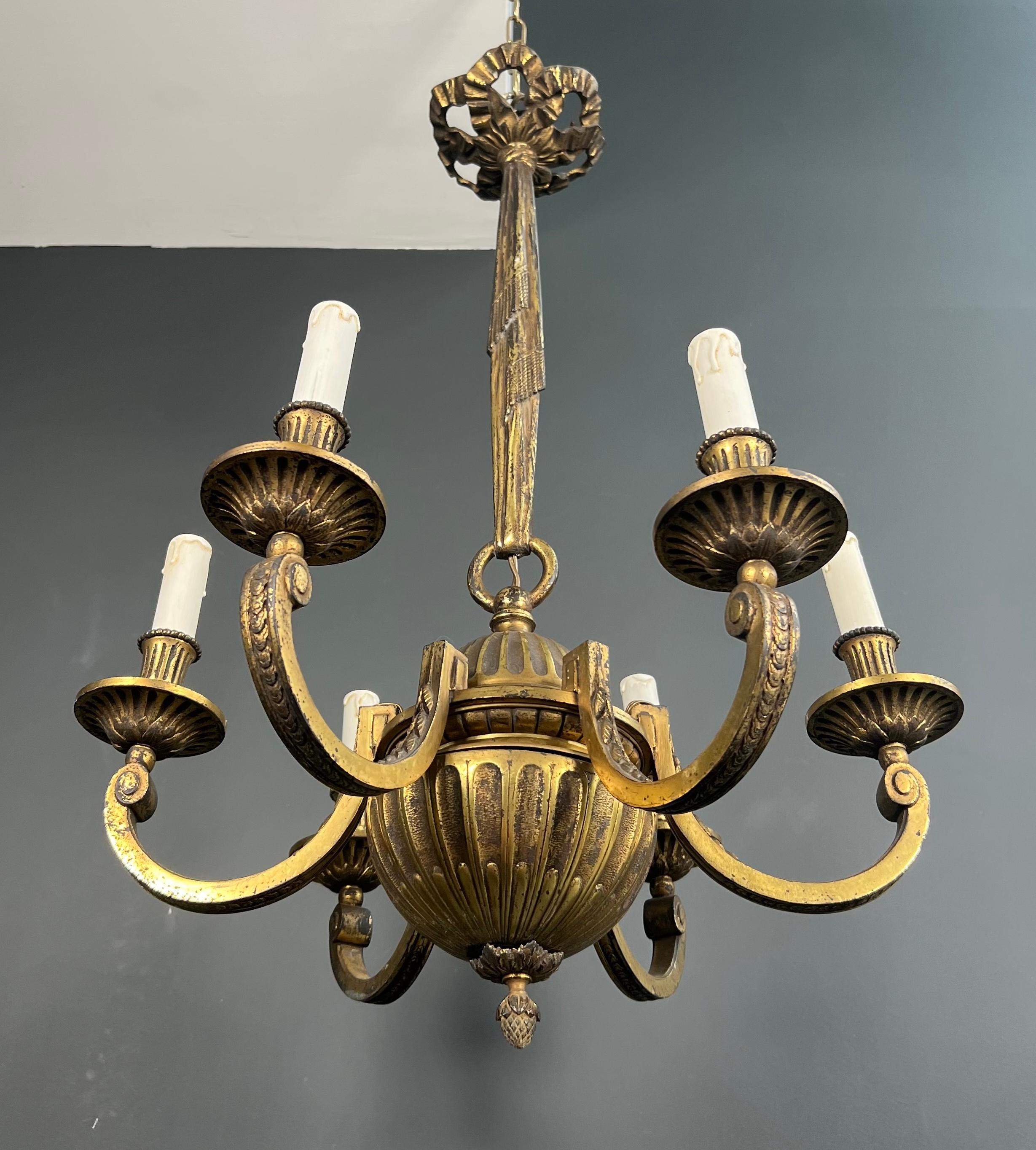 Dieser sehr schöne und elegante 6-armige Kronleuchter ist ganz aus Bronze gefertigt. Dies ist ein schweres Gerät und ein  Französisches Werk im Stil von Ludwig dem 16. CIRCA 1900