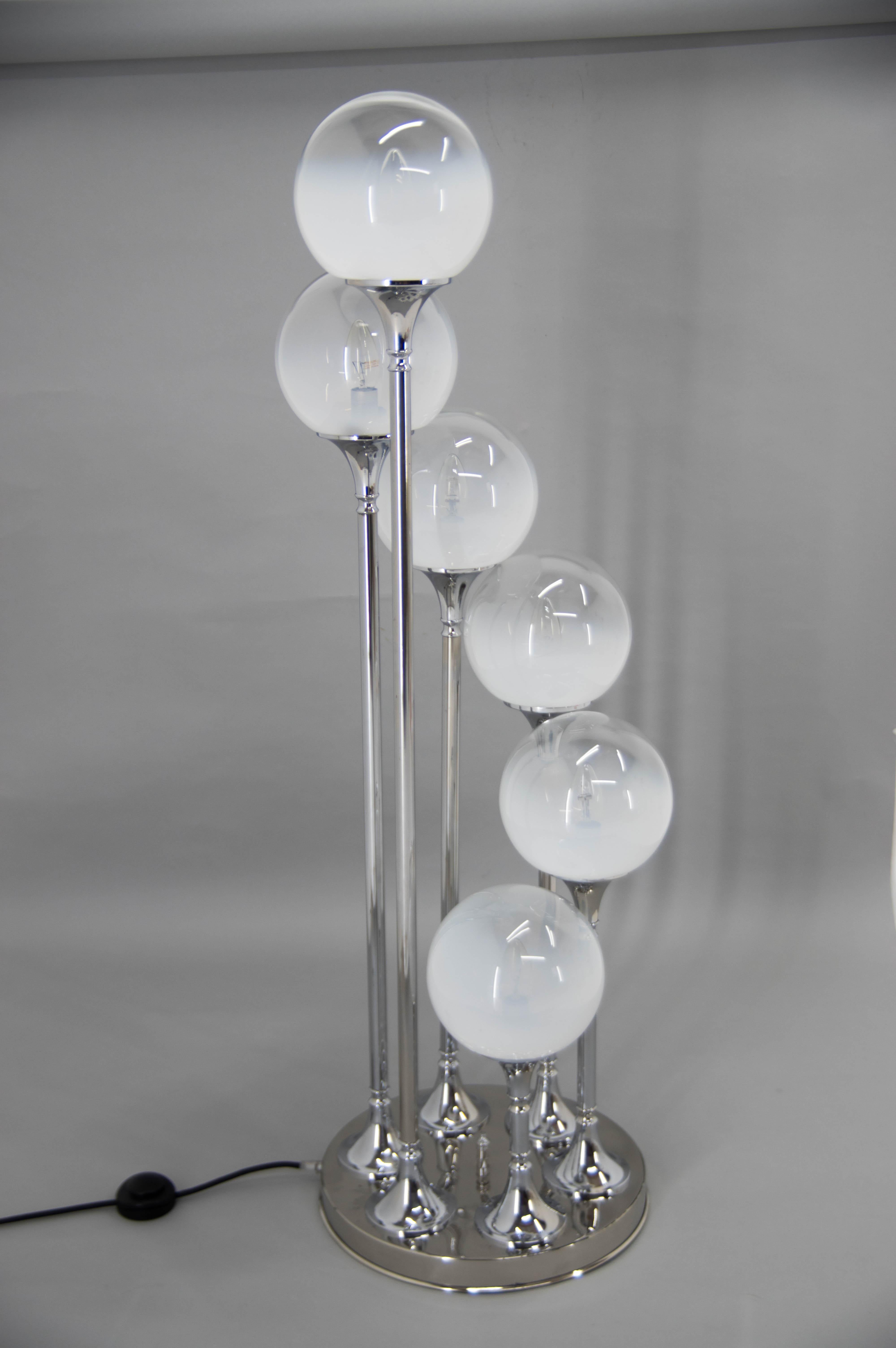 Rara lámpara de pie de 6 luces muy decorativa de mediados de siglo, diseñada y fabricada en Italia en la gloriosa década de 1960 por Targetti Sankey. 
Restaurada: base cromada y brazos pulidos.
Recableado: 6 x 6 x 40W, bombillas E23-E25
Adaptador