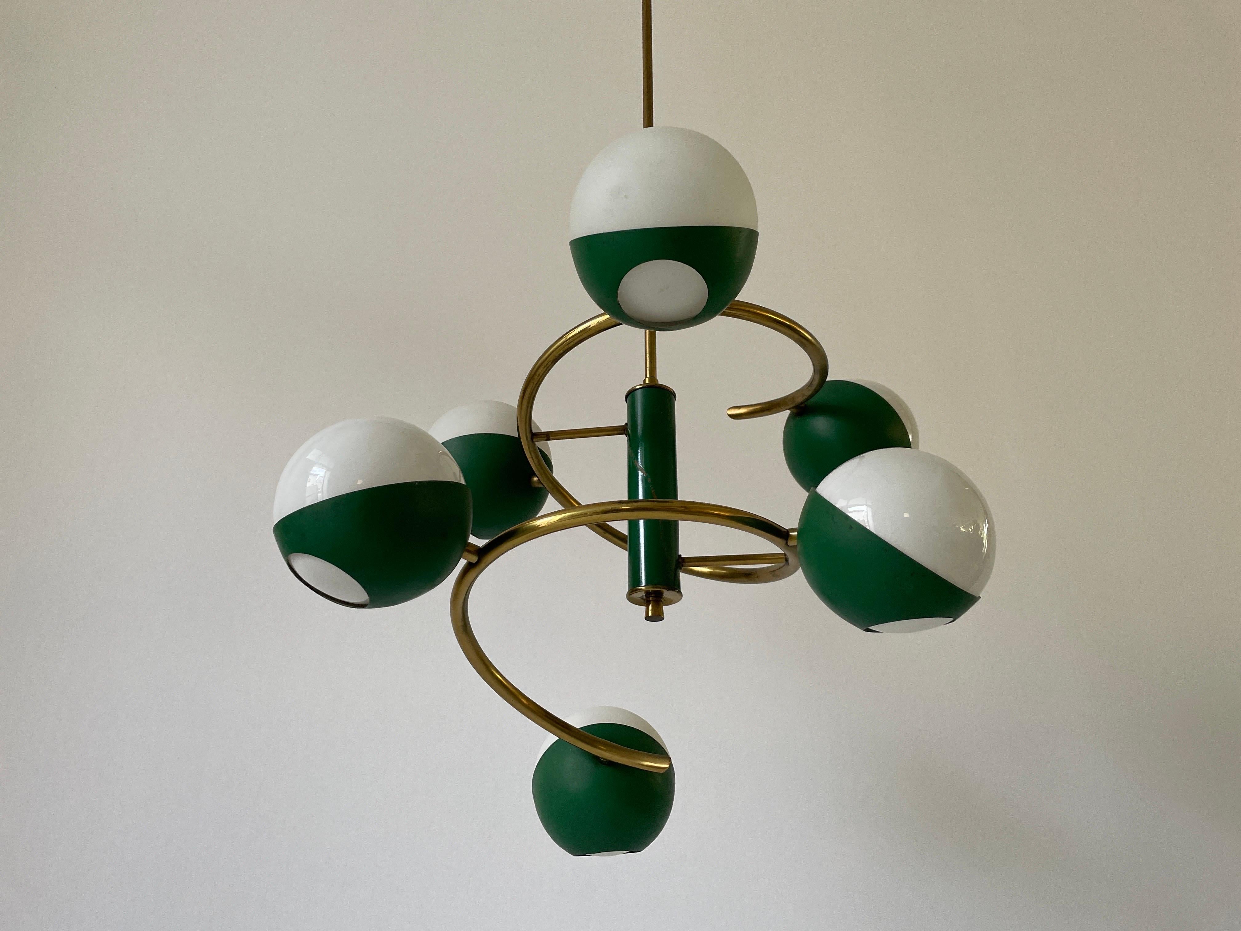 Lampada da soffitto a 6 bracci in Greene & Greene attribuita a Stilnovo, anni '60, Italia

Il paralume è in ottime condizioni vintage.

Questa lampada funziona con 6 lampadine E14. 
Cablato e adatto all'uso con 220V e 110V per tutti i