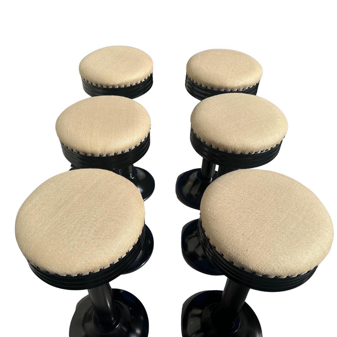 Sei bellissimi sgabelli da bar Art Deco laccati di nero acquistati all'asta in Belgio.  Sono state ristrutturate e rivestite in lino marrone.  Un set elegante e chic per una casa di qualsiasi stile.