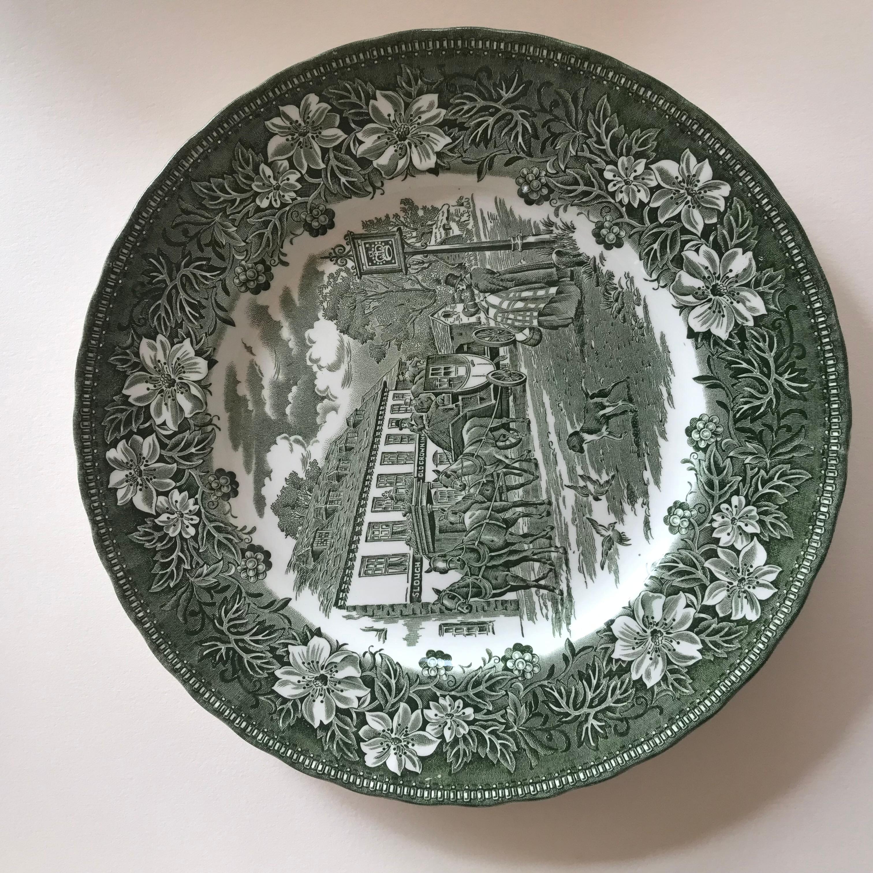 6assiettes de a serie  1828. Les originaux ont été produits à partir du XVIIe siècle en Angleterre et présentent tous un décor irisé d'un bleu profond. Le bord est richement décoré de fleurs et de vrilles sur fond bleu. Le motif central dépeint la